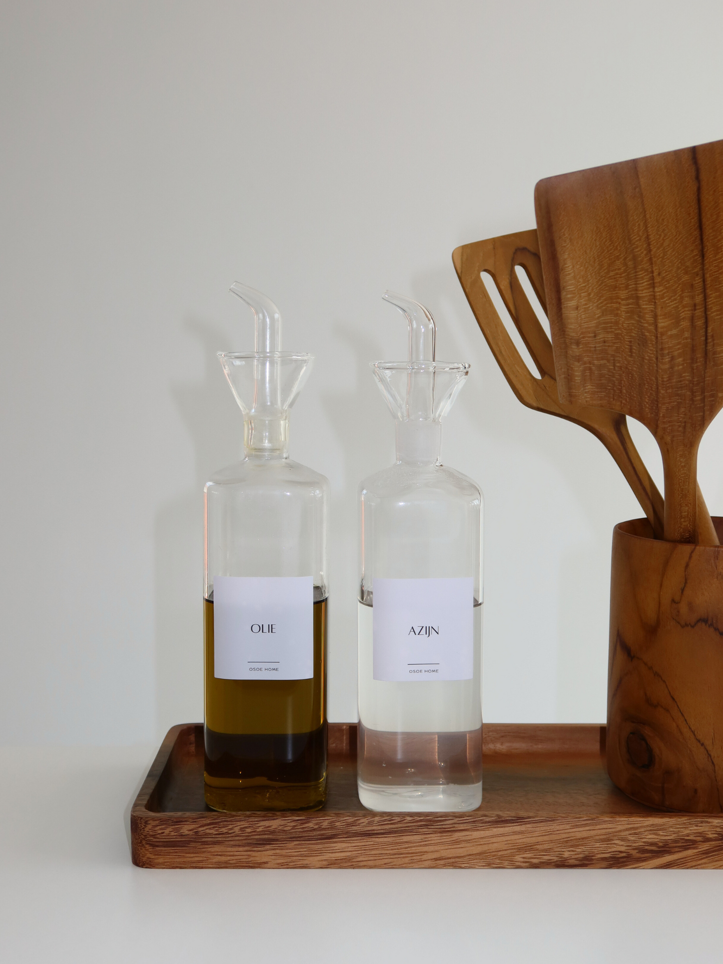 Houten plate dispensers. Houten opbergers voor keuken of badkamer. Voorraadpot en kruidenpotje hout. Organizer en ladeverdeler. Houten schaal of fruitschaal. Kleine houten lepel. Licht of donker hout. Wooden plate dispensers. Wood organizers for kitchen or bathroom. Glass jar with wooden lid. Wooden spice jar. Drawer divider and organizer. Wooden bowl or fruit bowl. Small wooden spoon. Bamboo spoon. Light or dark wood. Holzaufbewahrung für Küche oder Bad. Rangement en bois pour cuisine ou salle de bain.