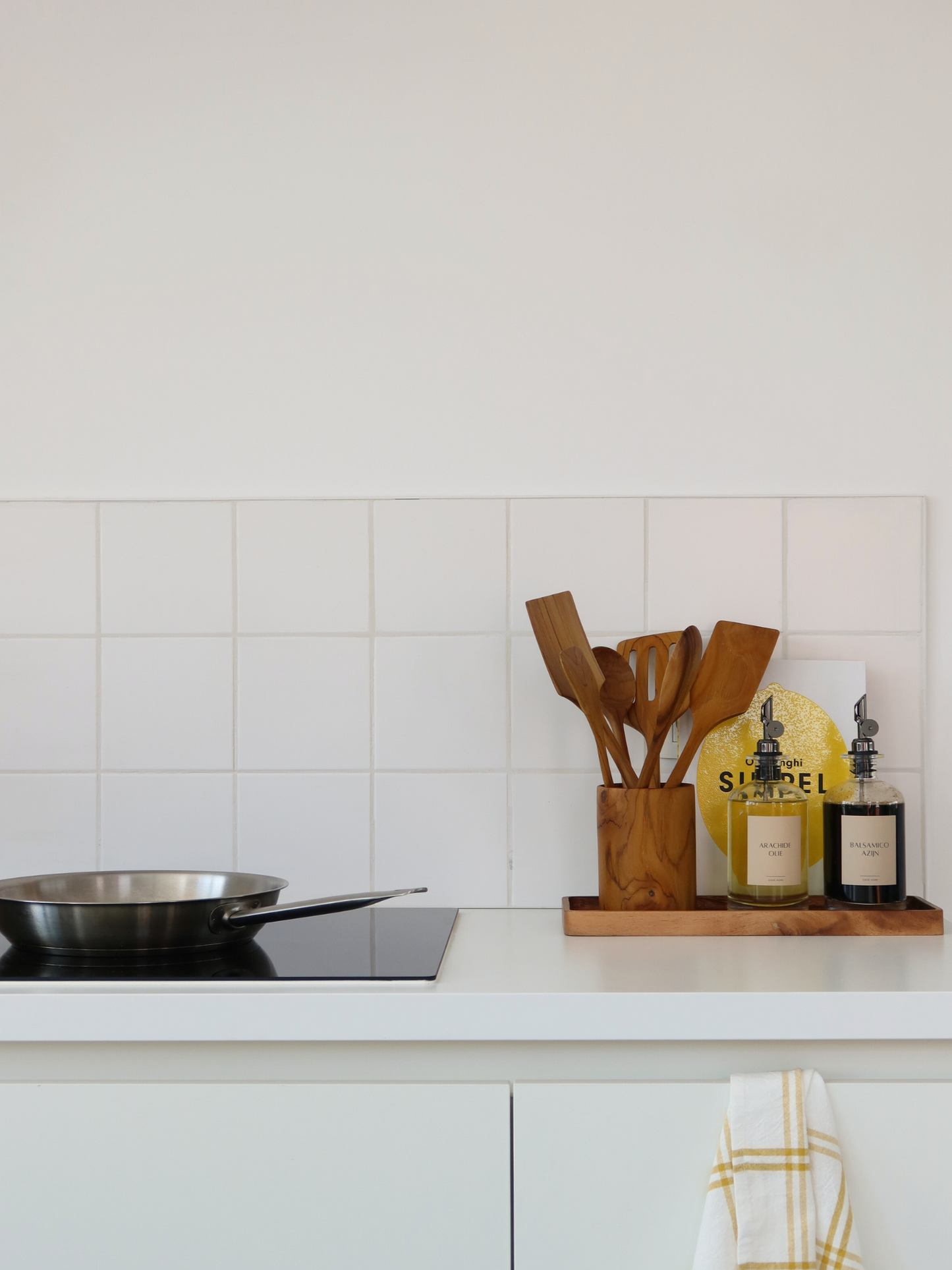 Houten plate dispensers. Houten opbergers voor keuken of badkamer. Voorraadpot en kruidenpotje hout. Organizer en ladeverdeler. Houten schaal of fruitschaal. Kleine houten lepel. Licht of donker hout. Wooden plate dispensers. Wood organizers for kitchen or bathroom. Glass jar with wooden lid. Wooden spice jar. Drawer divider and organizer. Wooden bowl or fruit bowl. Small wooden spoon. Bamboo spoon. Light or dark wood. Holzaufbewahrung für Küche oder Bad. Rangement en bois pour cuisine ou salle de bain.