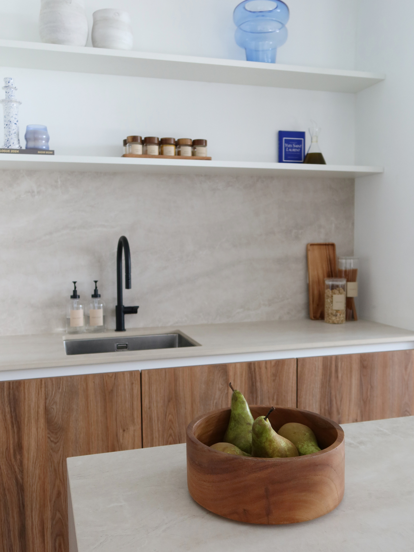 Houten fruit schaal. Borneo. Houten opbergers voor keuken of badkamer. Voorraadpot en kruidenpotje hout. Organizer en ladeverdeler. Houten schaal of fruitschaal. Kleine houten lepel. Licht of donker hout. Wooden fruit bowl. Wood organizers for kitchen or bathroom. Glass jar with wooden lid. Wooden spice jar. Drawer divider and organizer. Wooden bowl or fruit bowl. Small wooden spoon. Bamboo spoon. Light or dark wood. Holzaufbewahrung für Küche oder Bad. Rangement en bois pour cuisine ou salle de bain.