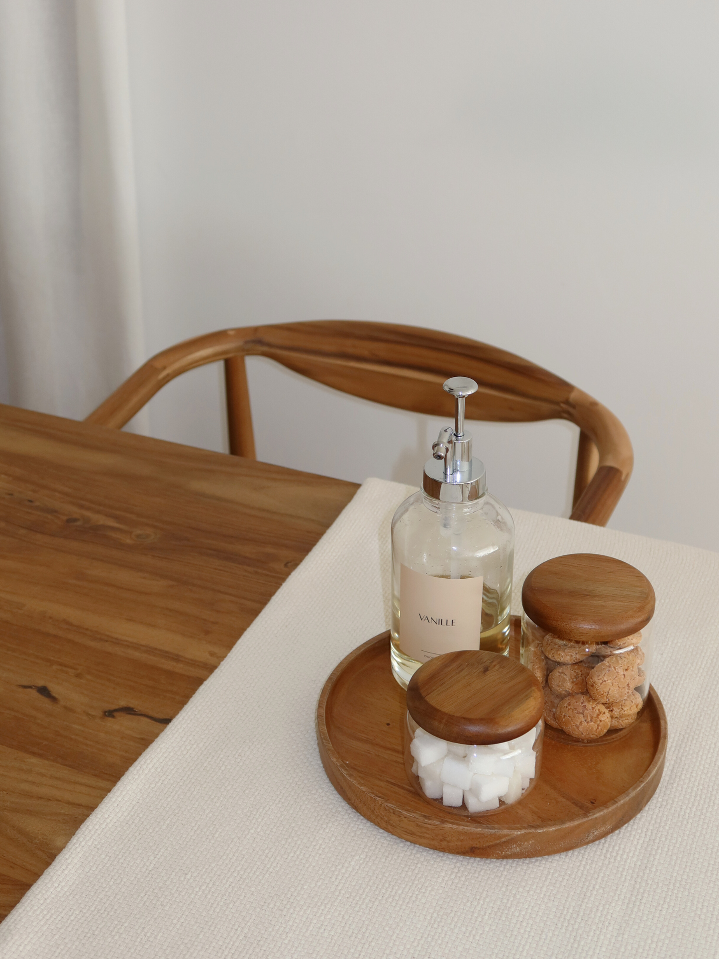 ronde houten organizer plaat, houten tray voor dispensers, kruidenpotjes organizer plaat, ronde houten tray, keuken organizer plaat, houten kruidenpotjes houder, dispenser opbergplaat, natuurlijke houten organizer, home organizing keuken accessoire, houten keukentray, minimalistische houten organizer, kruiden opbergoplossing, houten plaat voor keukenitems, duurzame houten organizer, elegante houten tray