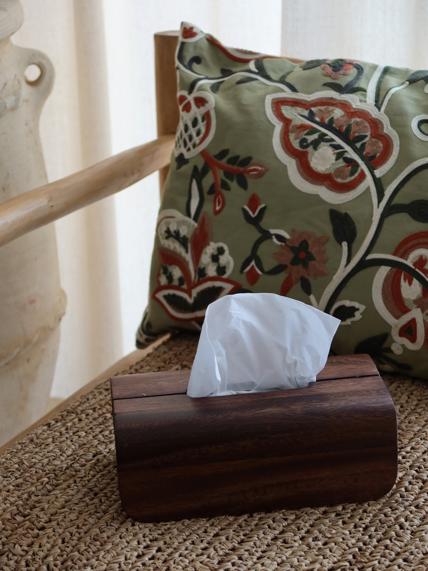 Tissuebox, tissuebox van Borneo-hout, houten tissuehouder, luxe houten tissuebox, tissue-opbergdoos van hout, natuurlijke tissuebox, stijlvolle tissuehouder, houten doos voor tissues, accessoire van Borneo-hout, tissuebox met deksel, minimalistische tissuehouder, duurzame tissuebox, handgemaakte houten tissuebox, houten badkameraccessoire, tissuebox voor woonkamer van hout, elegante tissuehouder, tissuebox met natuurlijke afwerking