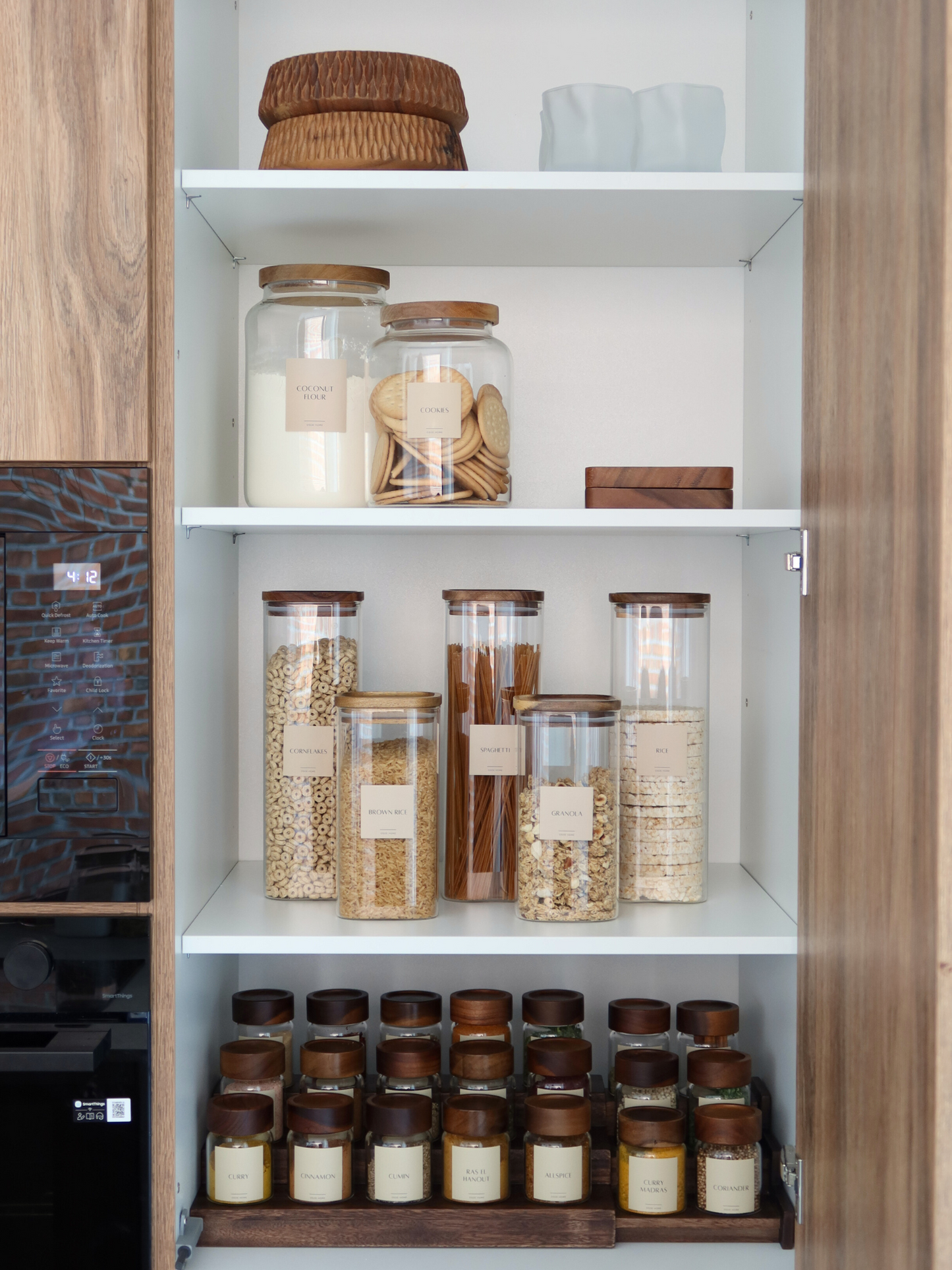 Kruidenrek donkerbruin hout. Houten opbergers voor keuken of badkamer. Voorraadpot en kruidenpotje hout. Organizer en ladeverdeler. Houten schaal of fruitschaal. Kleine houten lepel. Bamboe lepel. Licht of donker hout. Wood organizers for kitchen or bathroom. Glass jar with wooden lid. Wooden spice jar. Drawer divider and organizer. Wooden bowl or fruit bowl. Small wooden spoon. Bamboo spoon. Light or dark wood. Holzaufbewahrung für Küche oder Bad. Rangement en bois pour cuisine ou salle de bain.