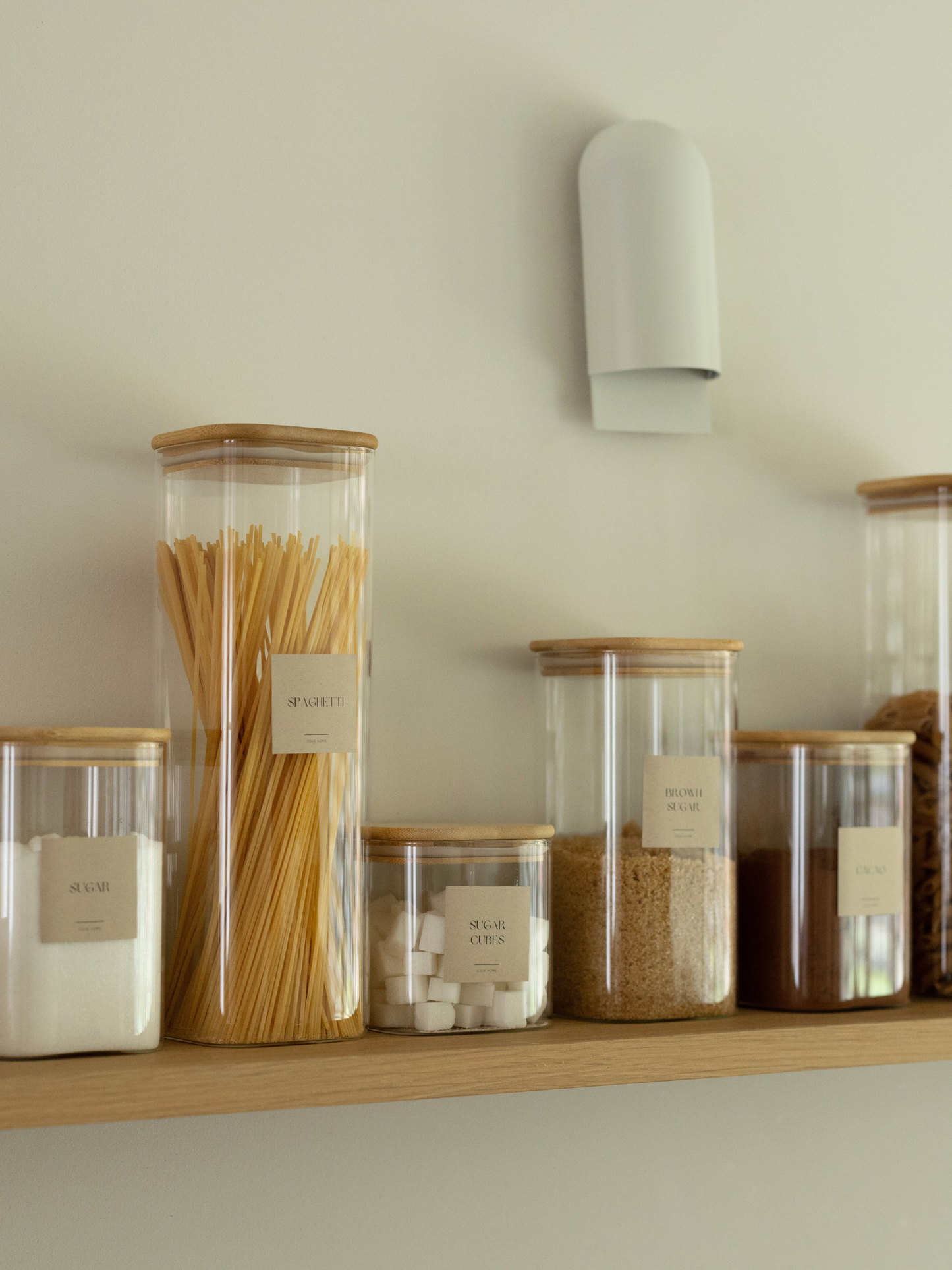 Vierkante glazen voorraadpot in 4 maten met luchtdicht bamboe deksel. Voorraadpot voor bloem, rijst, pasta en droge voeding. Stijlvolle voorraadpot met natuurlijke uitstraling. Glazen keukenpot met houten deksel. Geschikt voor IKEA-organizing, Blokker en Action-stijl pantry’s. Voorraadpotten set, luchtdicht, stapelbaar en duurzaam. Perfect voor een georganiseerde keuken, keukenkast of voorraadlade. Natuurlijk opbergen met bamboe organizers en transparante opbergoplossingen.