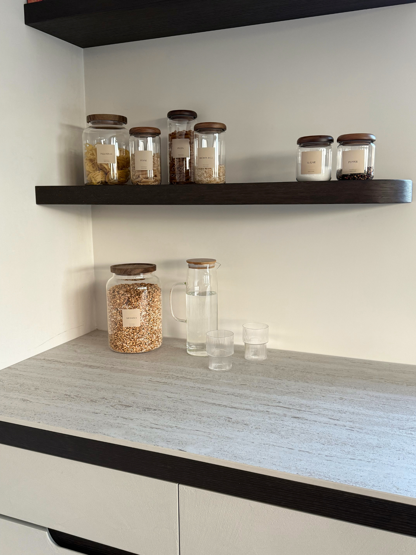 großes Vorratsglas, weites Glas-Vorratsgefäß, Vorratsglas für Mehl und Backwaren, Vorratsglas für Reis, Glasbehälter mit Holzdeckel, Vorratsglas mit dunkelbraunem Akazienholzdeckel, luftdichtes Vorratsglas, geräumiger Glasaufbewahrungsbehälter, Vorratsglas für Großmengen, Glasbehälter mit natürlicher Optik, Vorratsglas mit Holzdeckel, Speisekammer Organizer, stilvolles Vorratsglas, nachhaltige Aufbewahrungslösung, Küchenorganizer Glas, Vorratsglas für große Mengen, Glasbehälter für die Küche, Vorratsglas ik