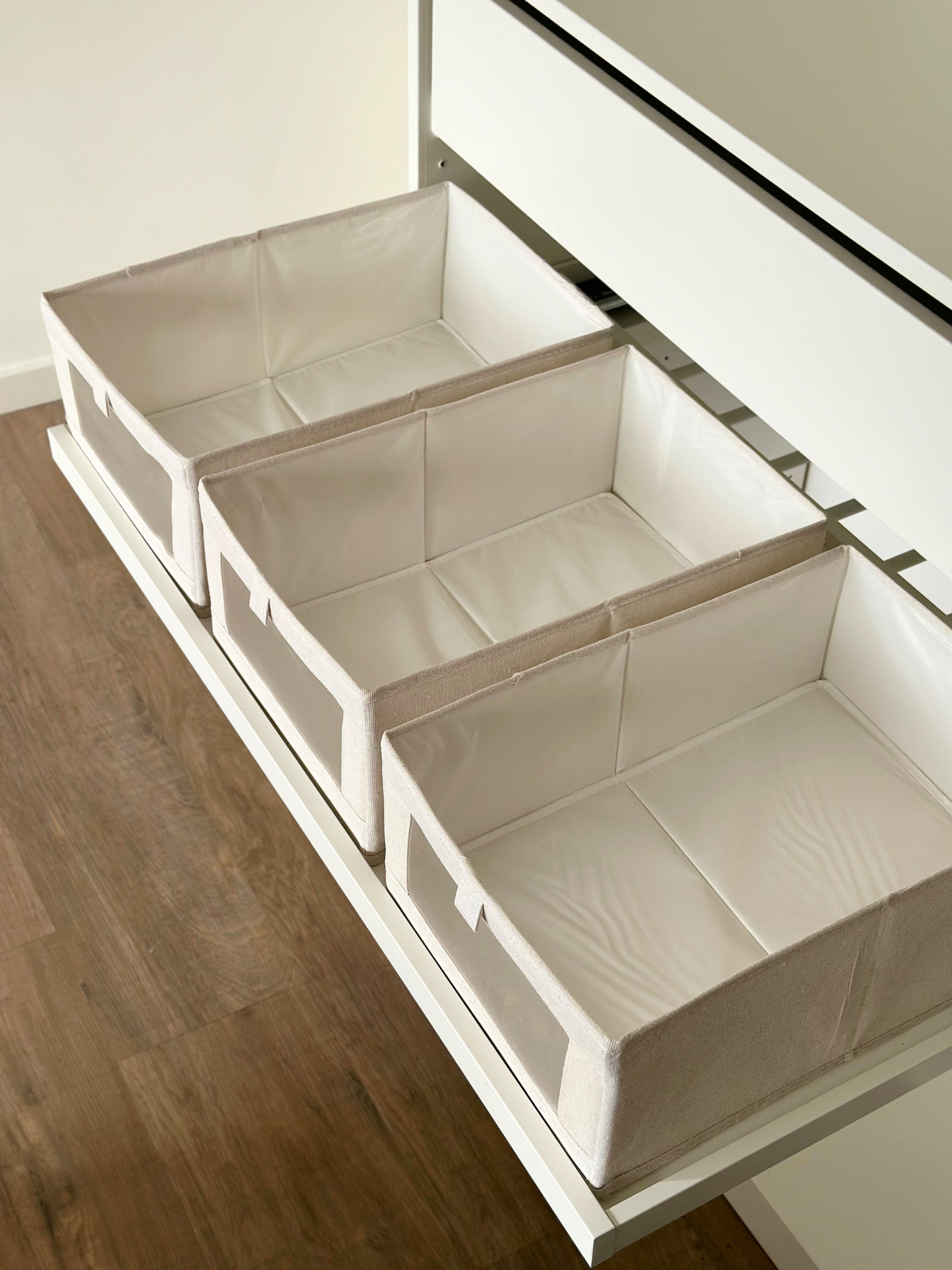 bac à vêtements, conteneur à vêtements, boîte de rangement pour vêtements, ranger les vêtements, bac à vêtements transparent, bac à vêtements empilable, bac à vêtements en plastique, organiseur de tiroir pour vêtements, conteneur à vêtements pliable, boîte de rangement minimaliste, système de rangement pour armoire, ranger les vêtements proprement, boîte de rangement pour vêtements, vue d’ensemble claire de la garde-robe, bac à vêtements gain de place, solution de rangement pour vêtements