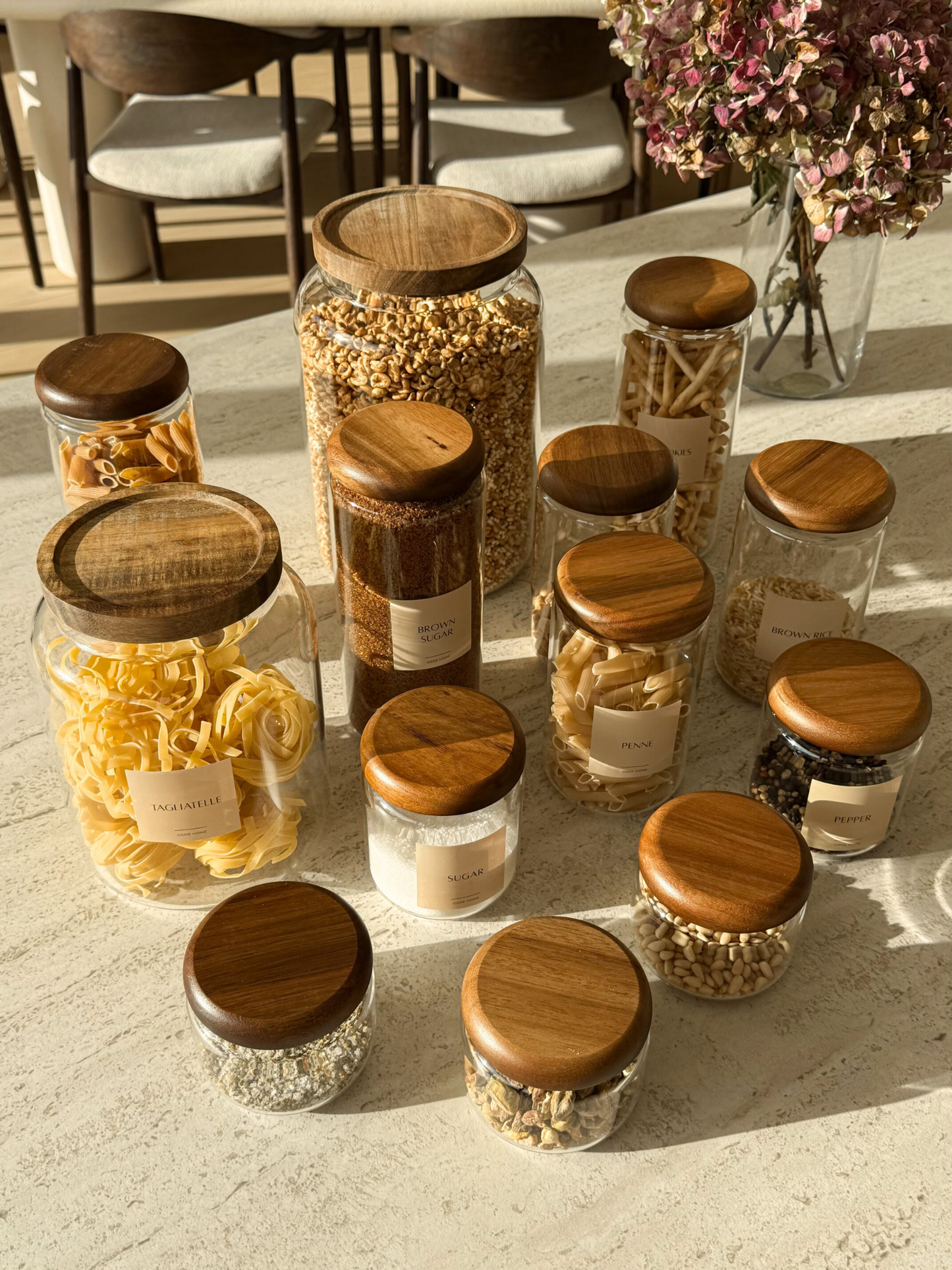 large pantry jar, wide glass storage jar, jar for flour and baking goods, storage jar for rice, glass jar with wooden lid, pantry jar with dark brown acacia wood lid, airtight pantry jar, spacious glass storage container, jar for bulk storage, glass pantry jar with natural look, storage jar with wooden lid, pantry organizer, stylish pantry jar, sustainable storage solution, kitchen organizer jar, storage jar for large quantities, glass kitchen jar, pantry jar ikea, blokker, action