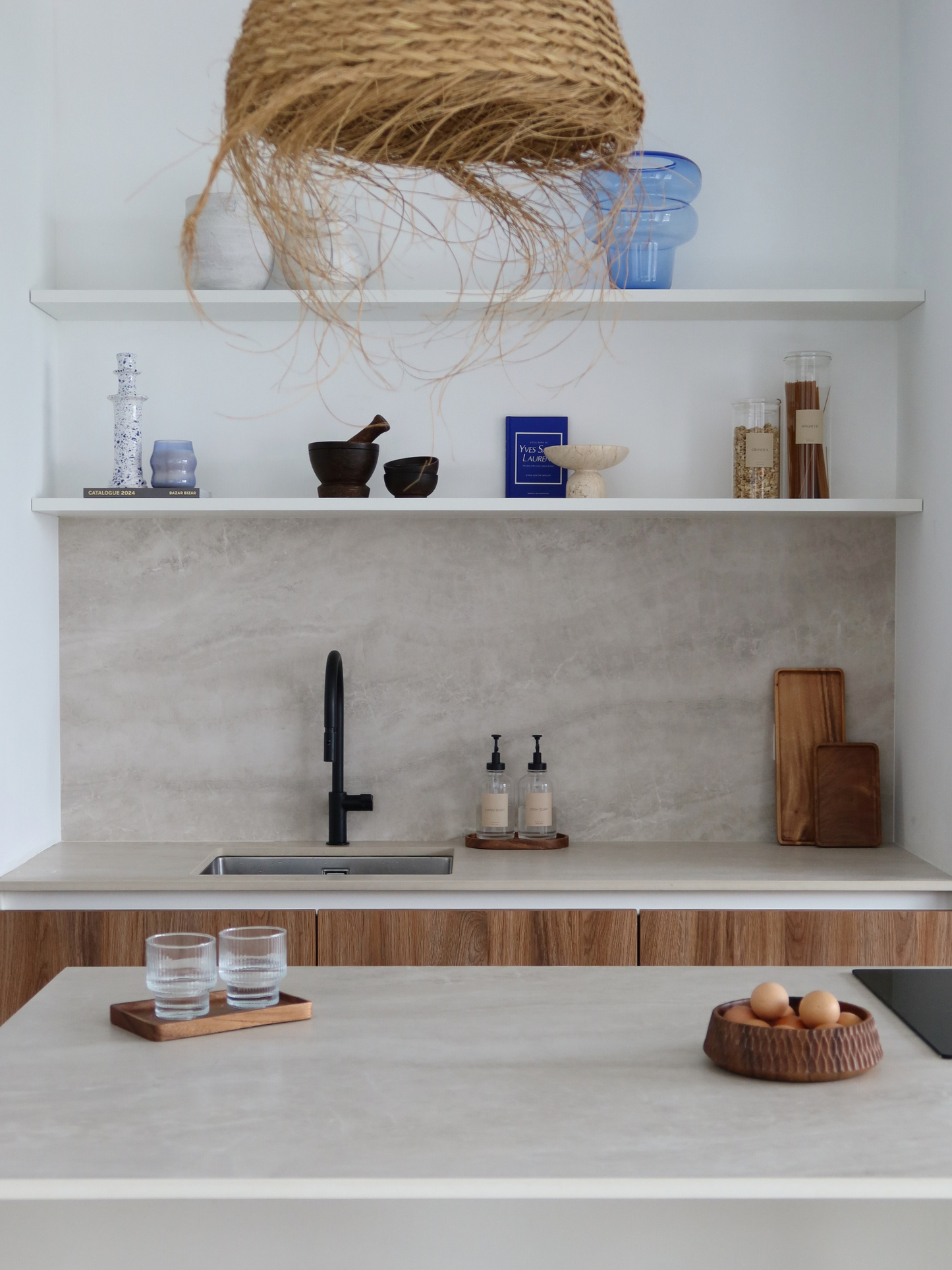 Houten acai bowl. Houten schaal. Houten opbergers voor keuken of badkamer. Voorraadpot en kruidenpotje hout. Organizer en ladeverdeler. Houten schaal of fruitschaal. Kleine houten lepel. Licht of donker hout. Açai bowl wood. Wood organizers for kitchen or bathroom. Glass jar with wooden lid. Wooden spice jar. Drawer divider and organizer. Wooden bowl or fruit bowl. Small wooden spoon. Bamboo spoon. Light or dark wood. Holzaufbewahrung für Küche oder Bad. Rangement en bois pour cuisine ou salle de bain.