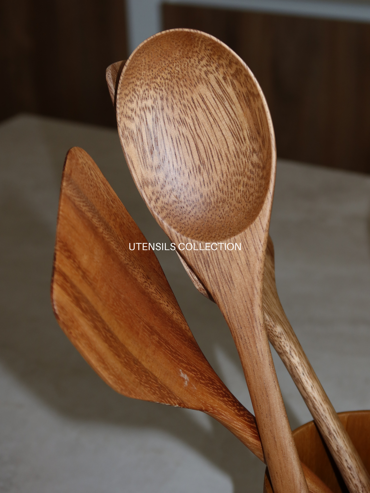 wooden utensils, keukengerei hout, uStensiles en bois, natural materials, minimal design, cooking essentials, keukenaccessoires, earthy tones, sustainable living, rustic aesthetic, slow kitchen, handmade, scandinavian style, warm textures, , houten lepels