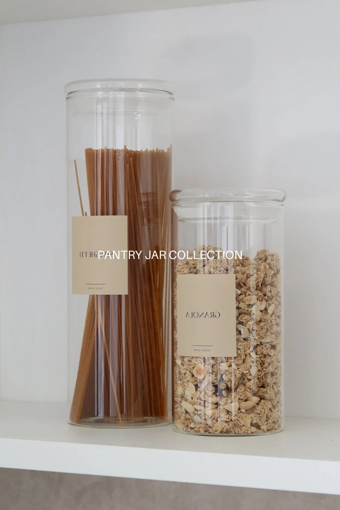 Ronde en vierkante voorraadpotten van glas met bamboe of acacia houten deksel. Luchtdicht en beschikbaar in verschillende maten en gepersonaliseerde labels.