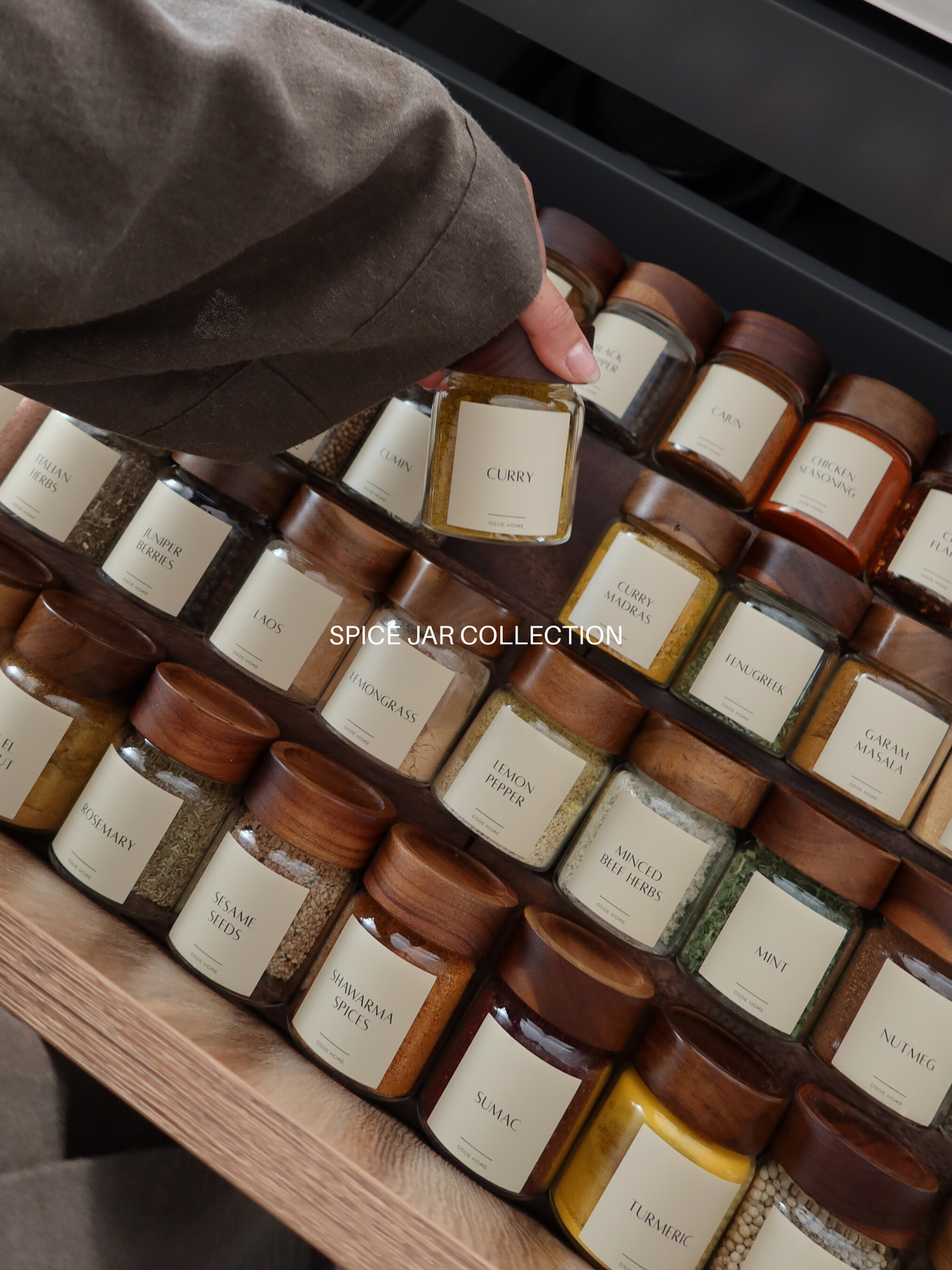 Ronde en vierkante glazen kruidenpotjes met luchtdichte bamboe of acacia houten deksel. Met gepersonaliseerde labels en kruidenrek.