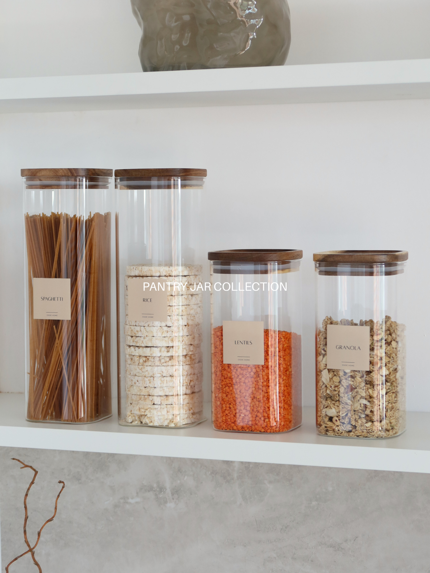 Ronde en vierkante voorraadpotten van glas met bamboe of acacia houten deksel. Luchtdicht en beschikbaar in verschillende maten en gepersonaliseerde labels.