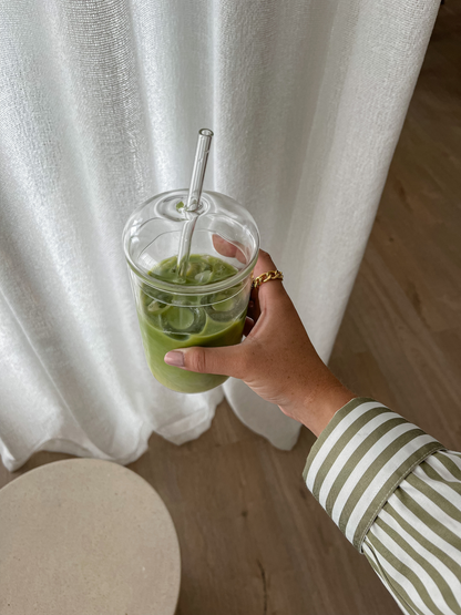 Wiederverwendbarer Glas-To-go-Becher Niki mit auslaufsicherem Deckel und passendem Glasstrohhalm für stilvollen Eiskaffee, Smoothies und kalte Getränke unterwegs, entwickelt für einen organisierten und modernen Lifestyle bei der Arbeit, im Fitnessstudio oder auf dem Weg unterwegs, hergestellt aus langlebigem Glas mit eleganter Ästhetik, die Lipgloss-Flecken auf dem Glas reduziert, perfekt für tägliche Hydration, minimalistisches Drinkware-Styling und eine bewusste wiederverwendbare Routine.