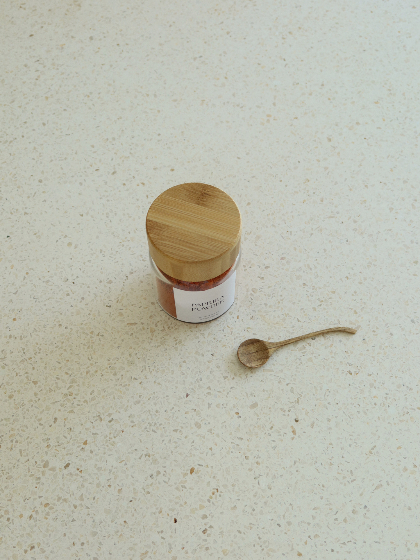 Ensemble de 3 petites cuillères à épices en bois faites main pour un dosage précis et une utilisation facile avec les pots à épices Osoe Home avec couvercle saupoudreur, fabriquées en bois naturel durable et à partir de matériaux sans toxines, sans BPA, sans PFAS et sans microplastiques, conçues pour prélever herbes, épices, sel ou assaisonnements sans désordre, avec une prise en main confortable et une finition naturelle rustique qui complète parfaitement le rangement moderne des épices, l’organisation.