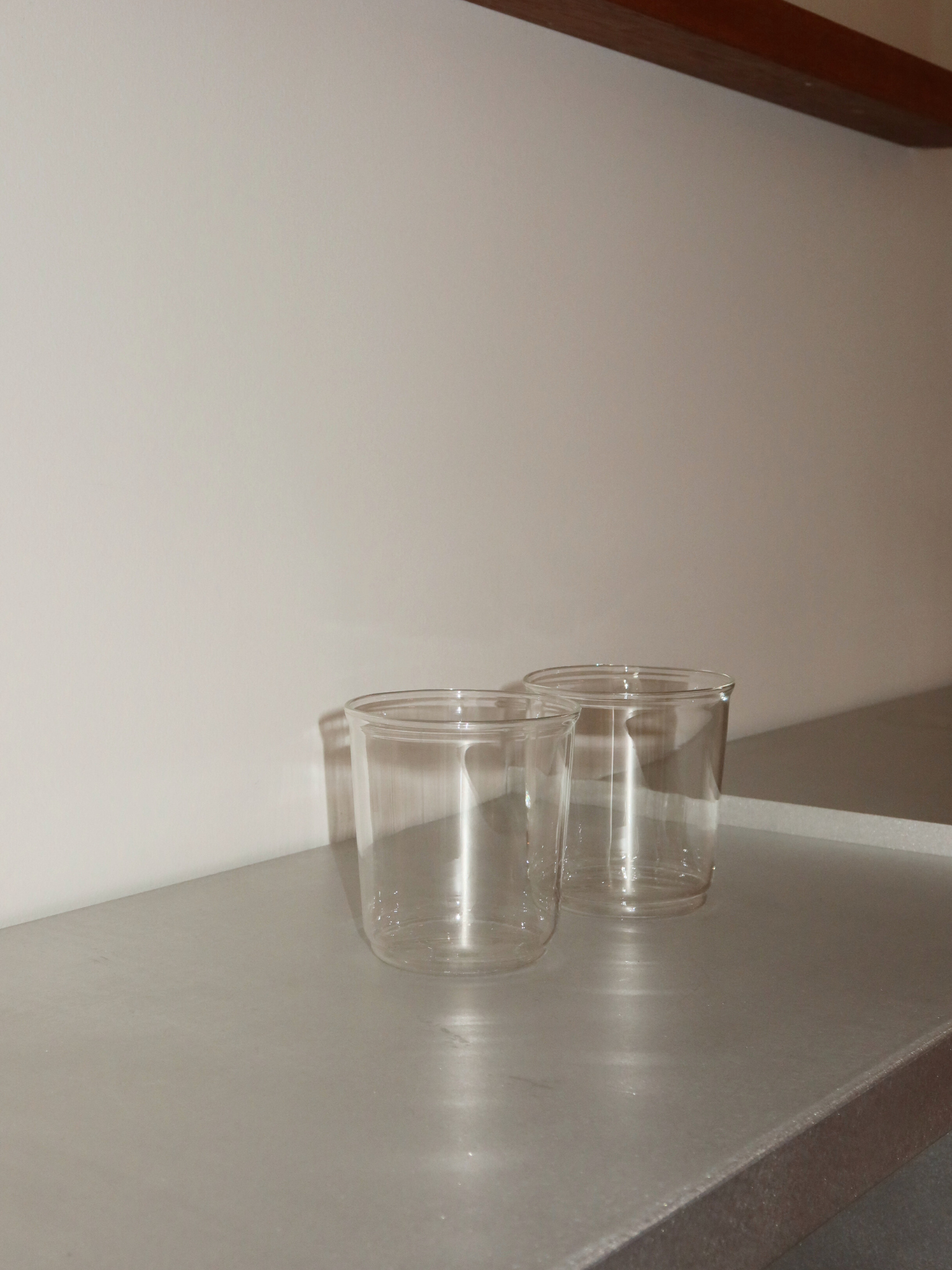 Aesthetic Glass Sayo, a reusable glass cup inspired by the classic plastic cup but made entirely from durable borosilicate glass. Perfect for iced coffees, matcha, smoothies, and other refreshing drinks. Its minimalist and stylish design gives your daily drinking moments a modern upgrade. Ideal for eco-friendly, sustainable kitchen accessories and aesthetic coffee and tea experiences at home.