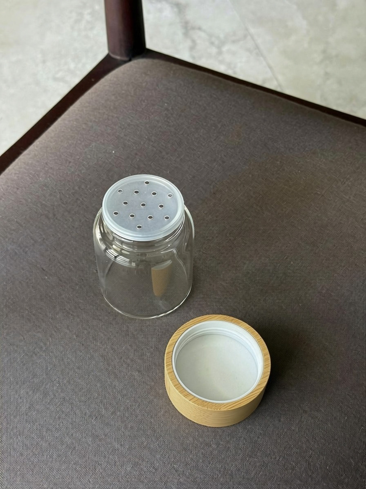 Airtight glass spice jar Yen with screw cap, thick bamboo wooden lid and minimalist spice jar labels for elegant spice storage and modern kitchen organization, made from toxin-free, BPA-free, PFAS-free and microplastic-free materials, designed to keep herbs and spices fresh for longer while creating a calm and organized spice rack aesthetic, featuring a transparent glass jar and natural bamboo lid that perfectly complements minimalist pantry styling and sustainable kitchen decor.