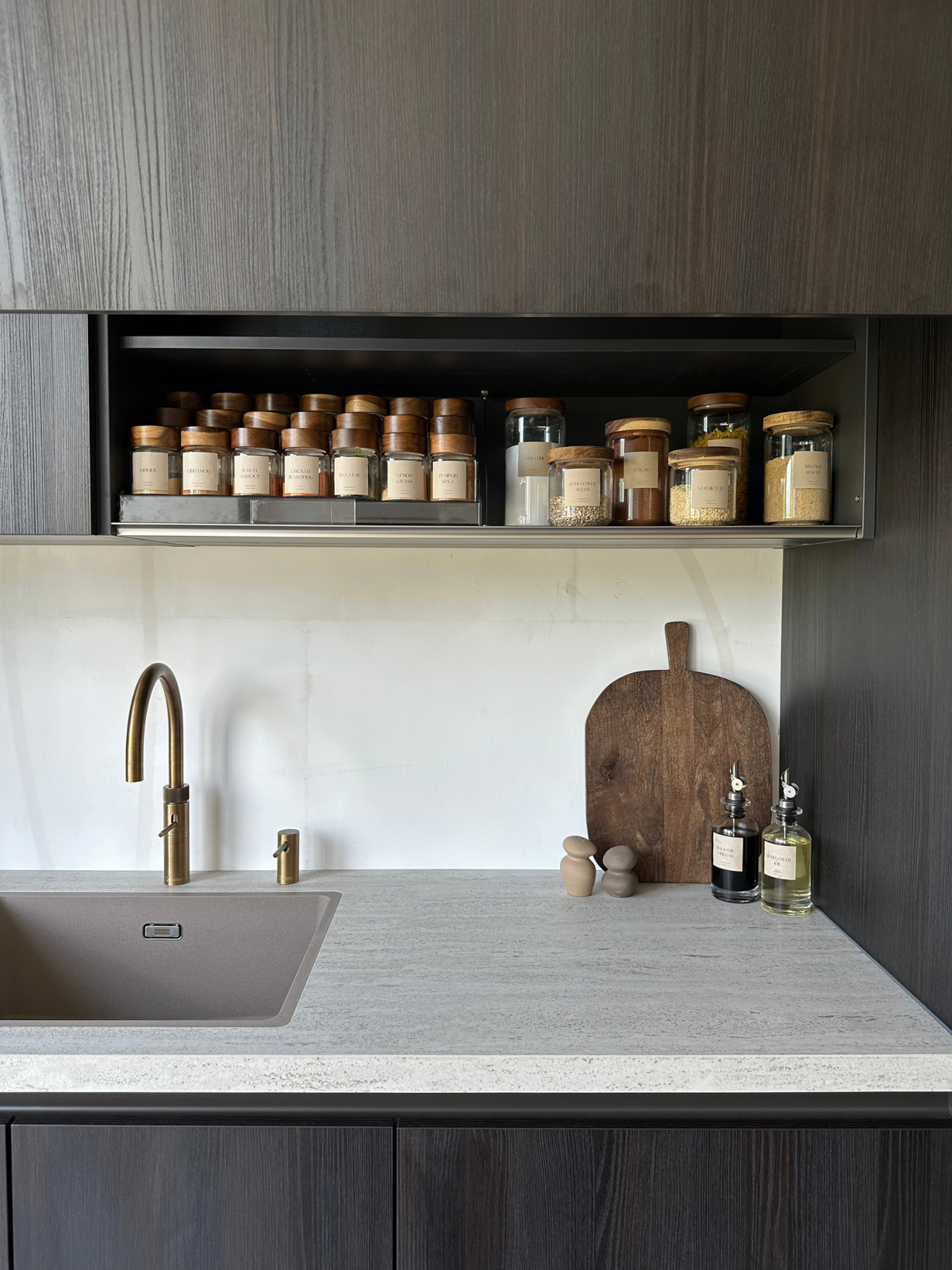 Airtight glass pantry jar Nour with dark brown acacia wood lid for stylish kitchen and pantry organization, made from toxin-free, PFAS-free and BPA-free materials, ideal for storing pasta, rice, coffee, flour, snacks and other dry foods, featuring a clear glass canister with a thick natural acacia wood lid and available in four sizes for organized pantry storage, countertop organization and a calm, minimalist kitchen.