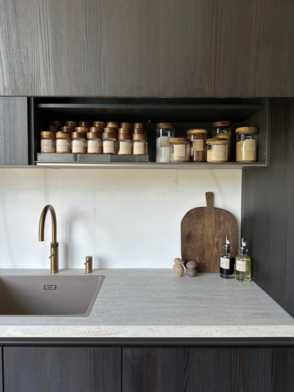 Airtight glass pantry jar Nour with dark brown acacia wood lid for stylish kitchen and pantry organization, made from toxin-free, PFAS-free and BPA-free materials, ideal for storing pasta, rice, coffee, flour, snacks and other dry foods, featuring a clear glass canister with a thick natural acacia wood lid and available in four sizes for organized pantry storage, countertop organization and a calm, minimalist kitchen.