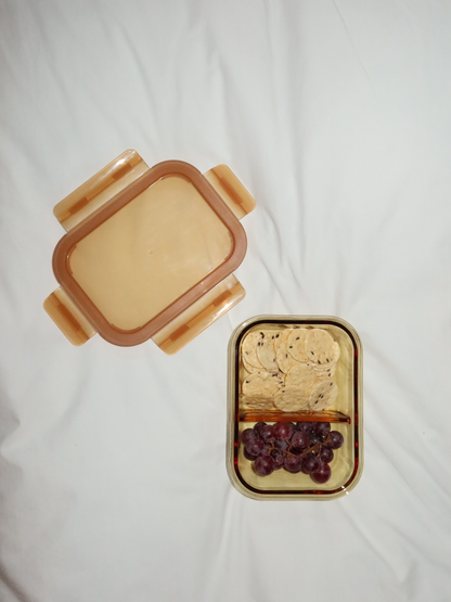 Zad is a container made of amber-colored glass with a glass lid, combining style and function. The integrated glass divider keeps ingredients organized. Perfect for balanced meals, meal prep, or storing leftovers. Non-toxic, BPA-free, odor- and stain-resistant, durable, easy to clean, leak-proof, and ideal for conscious, stylish storage in the kitchen, fridge, or lunchbox.