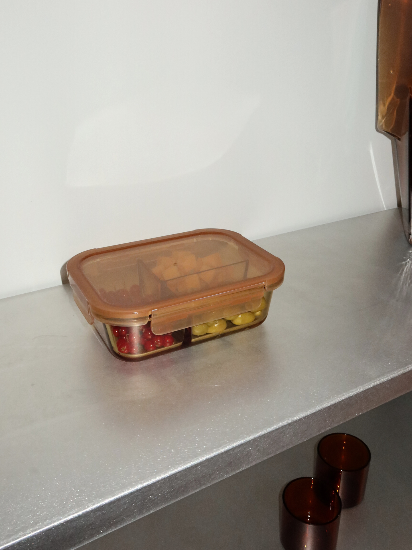 Zad is an amber-colored glass container with a glass lid and refined amber/brown accents, combining style and functionality. The integrated glass divider keeps multiple ingredients organized. Perfect for balanced lunches, meal prep, or storing leftovers. Non-toxic, BPA-free, odor- and stain-resistant glass makes it durable, easy to clean, leak-proof, and ideal for mindful, stylish storage in kitchen, fridge, or lunch bag.