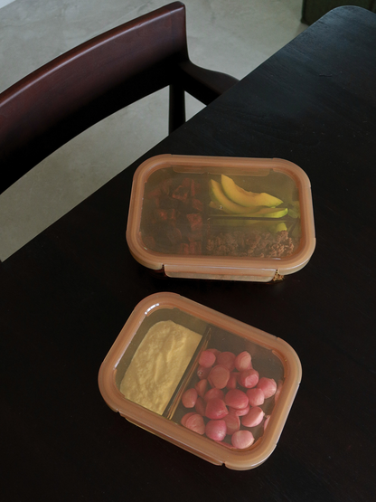 Zad is an amber-colored glass container with a glass lid and refined amber/brown accents, combining style and functionality. The integrated glass divider keeps multiple ingredients organized. Perfect for balanced lunches, meal prep, or storing leftovers. Non-toxic, BPA-free, odor- and stain-resistant glass makes it durable, easy to clean, leak-proof, and ideal for mindful, stylish storage in kitchen, fridge, or lunch bag.