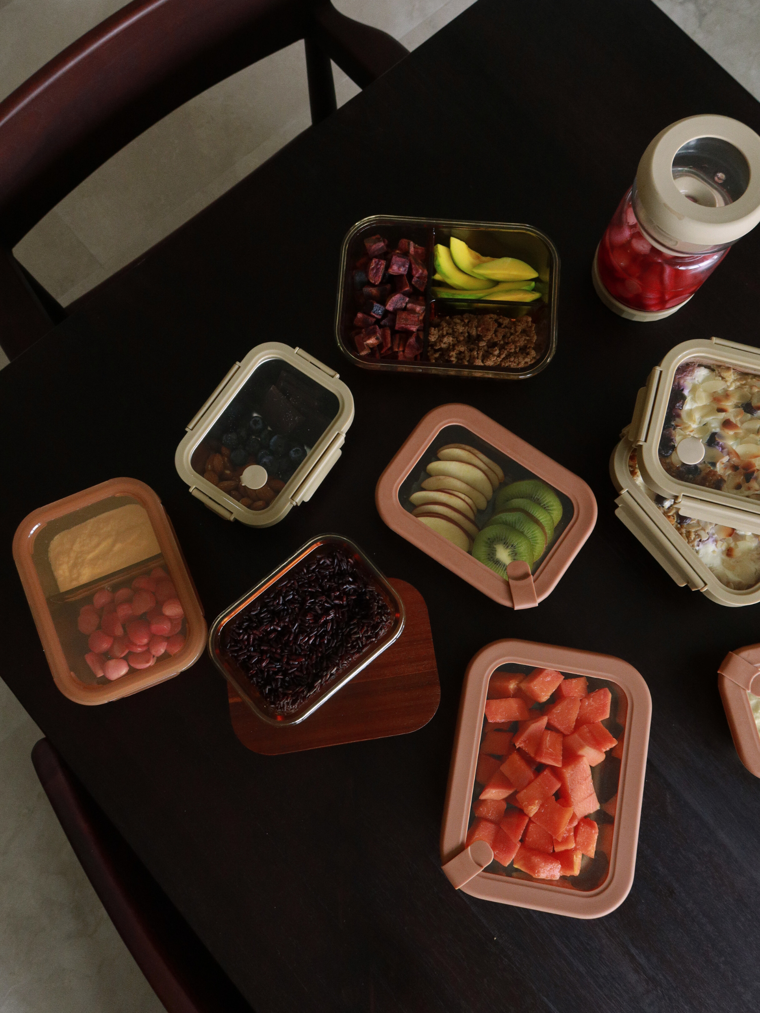 Zad is een amberkleurige glazen bewaardoos met een glazen deksel en verfijnde amber/bruin accenten, die stijl en functionaliteit combineert. De geïntegreerde glazen verdeler houdt meerdere ingrediënten overzichtelijk gescheiden. Perfect voor gebalanceerde lunches, meal prep of het bewaren van restjes. Het niet-toxische, BPA-vrije glas is geur- en vlekbestendig, duurzaam, eenvoudig schoon te maken en lekvrij — ideaal voor bewuste en stijlvolle opslag in keuken, koelkast of lunchtas.