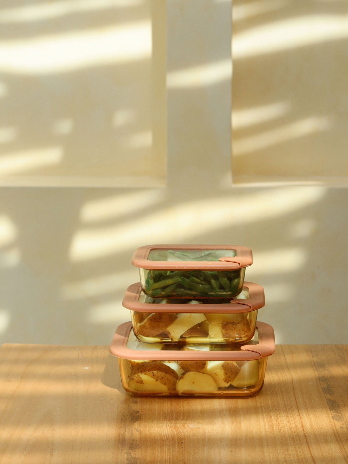 Amberkleurige glazen bewaarbak Vetto met bijpassend glazen deksel en verfijnde bruin/roze details voor het stijlvol bewaren en meenemen van voedsel, verkrijgbaar in drie formaten voor slimme keukenorganisatie van yoghurt, noten, snacks, restjes en meal prep, voorzien van een geïntegreerd siliconen ventieltje in het deksel voor drukontlasting, gemaakt van duurzaam, geur- en vlekbestendig glas en volledig non-toxic, BPA-vrij en vrij van microplastics voor een veilige en herbruikbare food storage. 