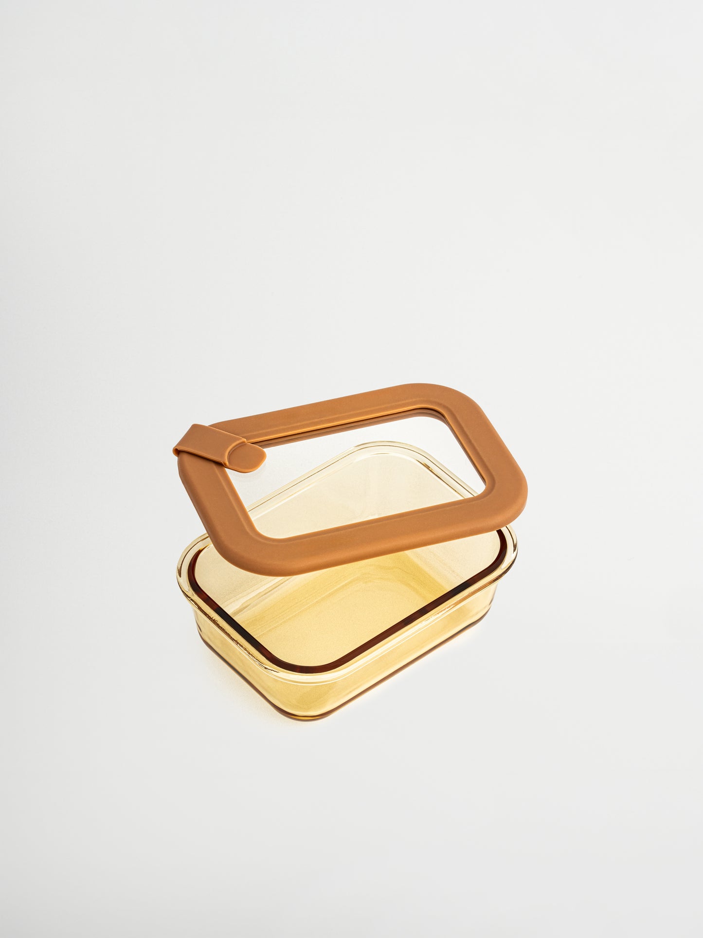 Vetto vereint Wärme und Klarheit in einem zeitlosen Design aus bernsteinfarbenem Glas mit passendem Glasdeckel und feinen Braun-/Rosé-Details. Drei Größen ermöglichen clevere Organisation: vom kleinen Format für Joghurt oder Snacks bis zu größeren Portionen für Meal Prep oder Reste. Der Deckel verfügt über ein kleines Silikonventil zur Druckentlastung. Ungiftig, BPA-frei, geruchs- und fleckenresistent, auslaufsicher, langlebig und wiederverwendbar.