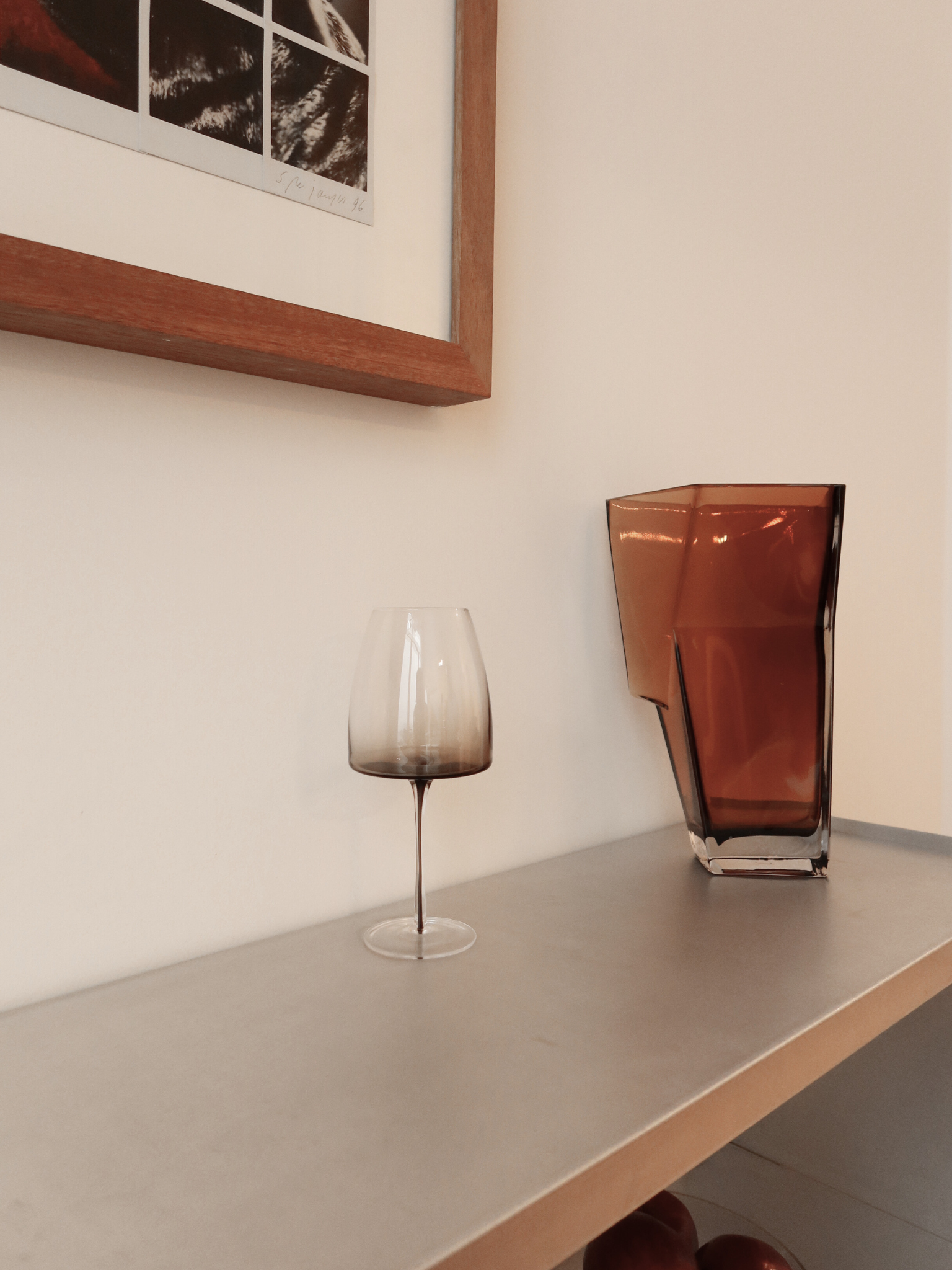 Glass Aween wiith a slender stem and elegant ombre effect from dark brown to transparent, perfect for adding a chic and refined touch to your wine moments. This stylish, reusable wine glass combines minimalist design with a luxurious feel, ideal for modern kitchens or restaurant-style table settings. Suitable for wine, prosecco, or other festive drinks and made from durable glass for everyday use.