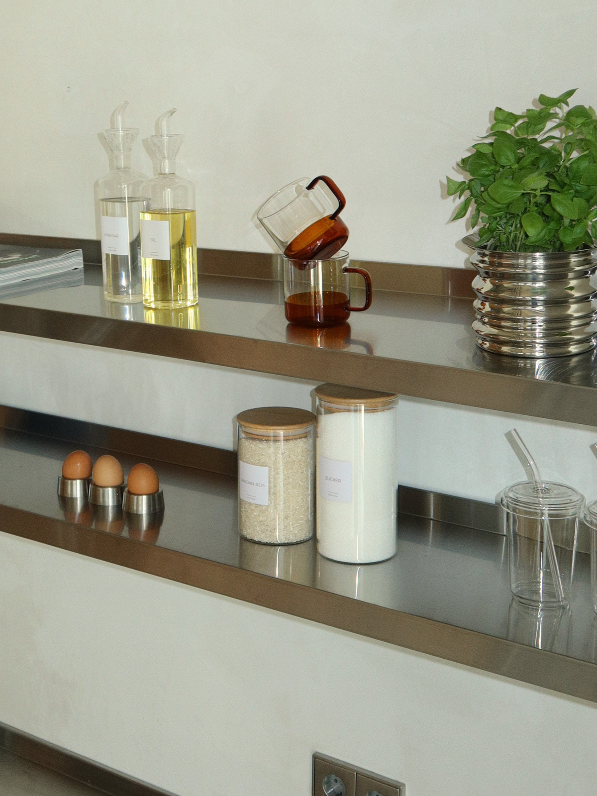 Round glass storage jars with natural bamboo lids, available in four sizes for a beautifully organized and minimalist pantry. Perfect for airtight storage of rice, pasta, flour, granola, nuts, coffee and other dry ingredients. The natural bamboo lid adds a warm, modern touch, while the clear glass makes it easy to see and identify the contents. Ideal for pantry organization, kitchen storage and creating a calm, clutter-free kitchen. Pantry jar in four sizes. 
