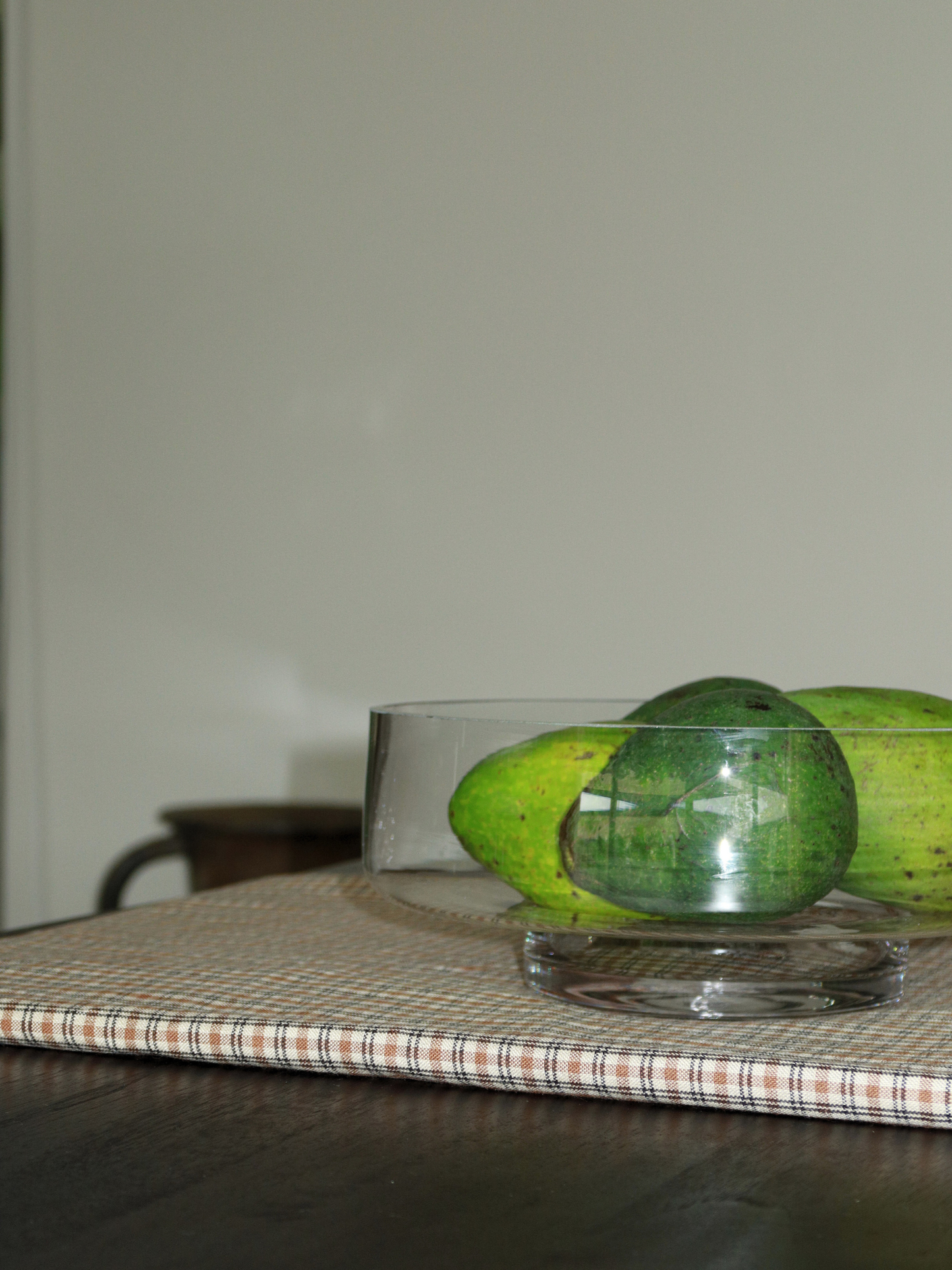 Une base élégante pour vos fruits. Le saladier en verre Shin est une pièce généreuse et lourde, idéale pour présenter les fruits de manière naturelle et raffinée. Son apparence claire et cristalline met en valeur tout ce qu’il contient — des pommes fraîches aux agrumes colorés — transformant l’essentiel du quotidien en véritable centre de table.
Avec ses courbes douces et son design minimaliste, Shin fait également office d’objet décoratif, apportant structure et sérénité à votre cuisine ou table à manger.