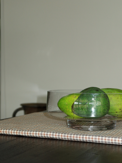 Une base élégante pour vos fruits. Le saladier en verre Shin est une pièce généreuse et lourde, idéale pour présenter les fruits de manière naturelle et raffinée. Son apparence claire et cristalline met en valeur tout ce qu’il contient — des pommes fraîches aux agrumes colorés — transformant l’essentiel du quotidien en véritable centre de table.
Avec ses courbes douces et son design minimaliste, Shin fait également office d’objet décoratif, apportant structure et sérénité à votre cuisine ou table à manger.