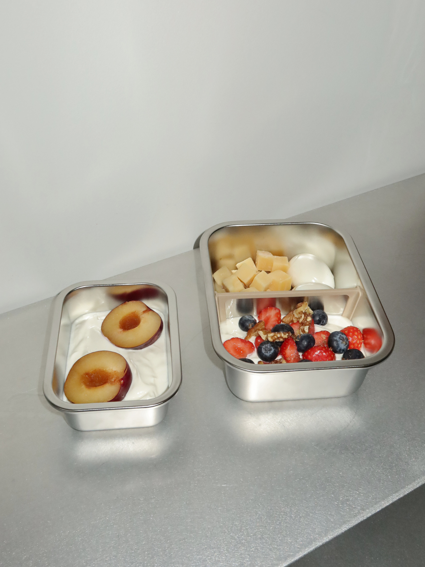 Léger, étanche et sûr pour les aliments, Bento est un récipient pratique et élégant en acier inoxydable avec un couvercle en plastique transparent, un séparateur amovible et des détails beige raffinés. Des clips sécurisés assurent une fermeture hermétique pour la préparation des repas, les restes ou les ingrédients secs. Non toxique, sans BPA et durable, Bento allie simplicité et fonctionnalité. Ses tons doux et son couvercle transparent apportent calme et style à toute cuisine, garde-manger ou sac à déjeun