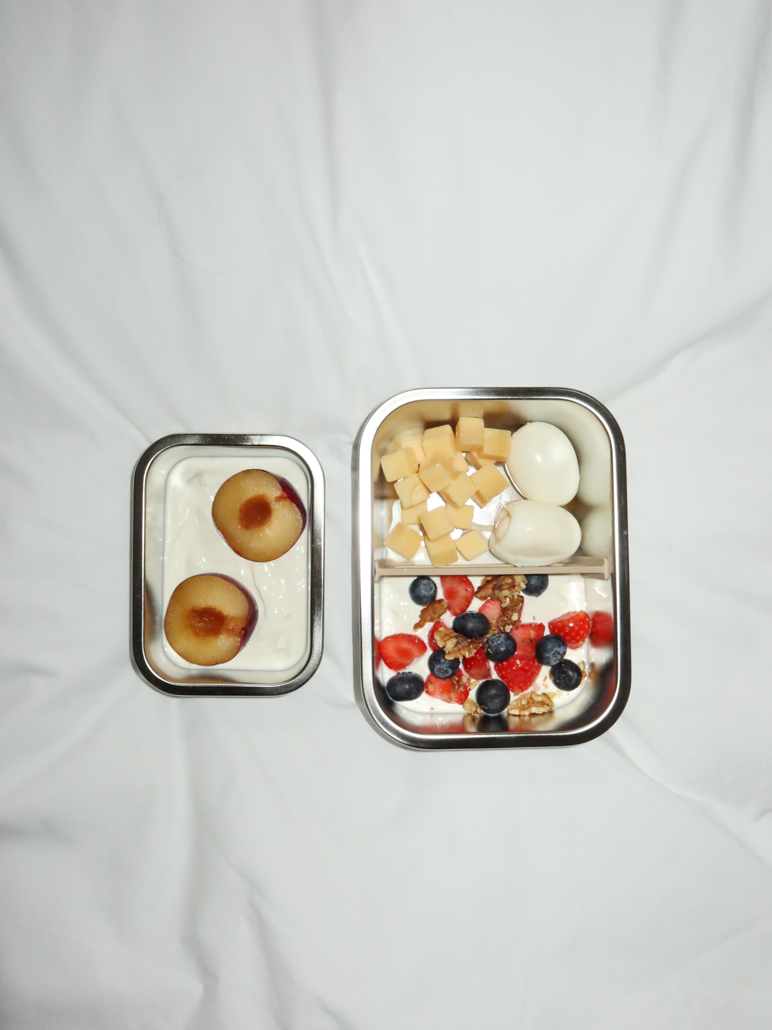 Lichtgewicht, lekvrij en voedselveilig, Bento is een praktische maar elegante container van roestvrij staal met een doorzichtig plastic deksel, verwijderbare verdeler en verfijnde beige details. Veilige clips zorgen voor een strakke sluiting bij meal prep, restjes of droge ingrediënten. Niet-toxisch, BPA-vrij en duurzaam, Bento combineert eenvoud met functionaliteit. De zachte tinten en het doorzichtige deksel brengen rust en stijl in elke keuken, voorraadkast of lunchtas.