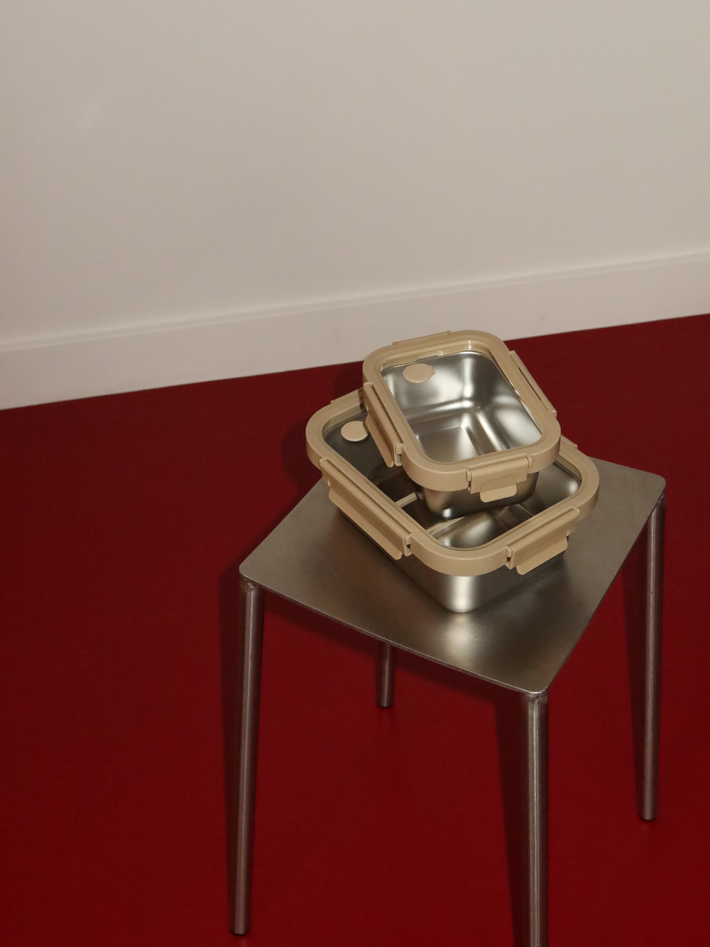 Léger, étanche et sûr pour les aliments, Bento est un récipient pratique et élégant en acier inoxydable avec un couvercle en plastique transparent, un séparateur amovible et des détails beige raffinés. Des clips sécurisés assurent une fermeture hermétique pour la préparation des repas, les restes ou les ingrédients secs. Non toxique, sans BPA et durable, Bento allie simplicité et fonctionnalité. Ses tons doux et son couvercle transparent apportent calme et style à toute cuisine, garde-manger ou sac à déjeun