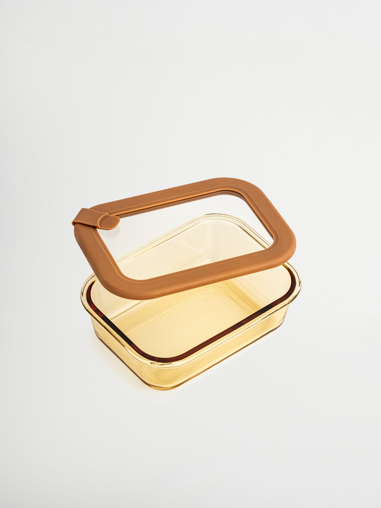 Vetto combineert warmte en helderheid in een tijdloos design, gemaakt van amberkleurig glas met bijpassend glazen deksel en verfijnde bruin/roze details. Drie formaten maken slim organiseren mogelijk: van yoghurt of tussendoortjes tot grotere porties voor meal prep of restjes. Het deksel heeft een klein siliconen ventiel voor eenvoudige drukontlasting. Non-toxic, BPA-vrij, geur- en vlekbestendig, lekvrij, duurzaam en herbruikbaar.