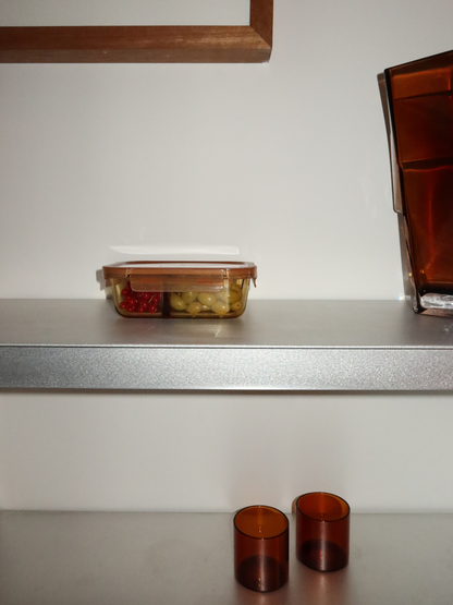 Zad is een container van amberkleurig glas met een glazen deksel, die stijl en functionaliteit combineert. De geïntegreerde glazen verdeler houdt ingrediënten georganiseerd. Perfect voor evenwichtige maaltijden, meal prep of het bewaren van restjes. Niet-toxisch, BPA-vrij, geur- en vlekbestendig, duurzaam, gemakkelijk schoon te maken, lekvrij en ideaal voor bewust en stijlvol bewaren in de keuken, koelkast of lunchbox.