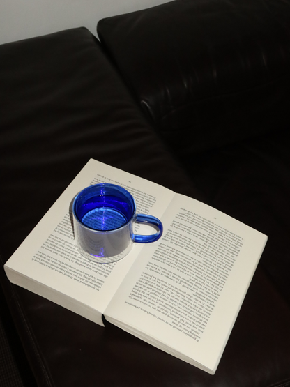 Blaues doppelwandiges Glas für Tee und Kaffee aus langlebigem, hitzebeständigem Borosilikatglas. Das elegante Soo-ah Glas überzeugt mit einem satten Blauton und zeitlosem Design und ist eine stilvolle Ergänzung für moderne Küchen und Kaffeebereiche. Die Doppelwand hält Heißgetränke länger warm und sorgt gleichzeitig dafür, dass die Außenseite angenehm in der Hand bleibt. Ideal als Teeglas, Kaffeeglas oder Trinkglas für warme Getränke. Langlebig, wiederverwendbar und einzeln erhältlich.
