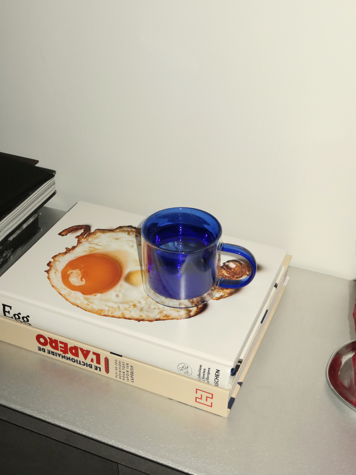 Blauw dubbelwandig glas voor thee en koffie, gemaakt van duurzaam en hittebestendig borosilicaatglas. Het elegante Soo-ah glas heeft een rijke blauwe kleur en tijdloos design, waardoor het prachtig past in een moderne keuken of stijlvolle koffiehoek. De dubbele wand helpt warme dranken langer warm te houden, terwijl de buitenkant comfortabel vast te houden blijft. Ideaal als theeglas, koffieglaasje of drinkglas voor warme dranken. Duurzaam, herbruikbaar en per stuk verkrijgbaar.
