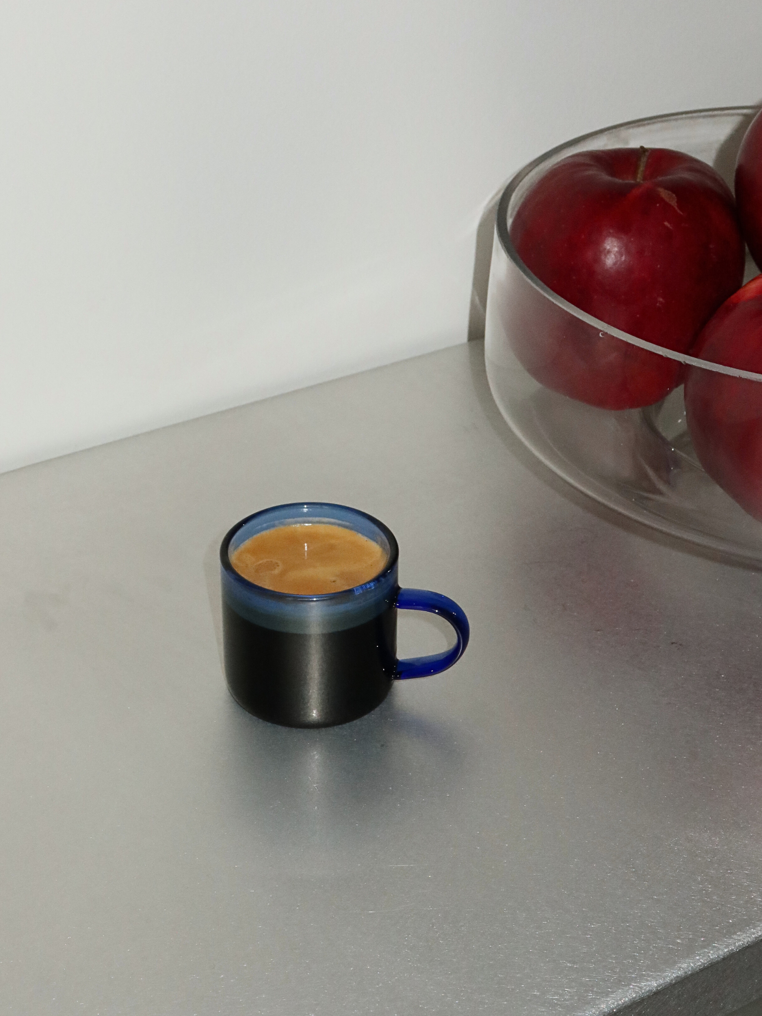 Maak elk koffiemoment bijzonder met Glass Jiwoo, met een recht design en een handig handvat voor een comfortabele grip. Perfect om te genieten van een korte espresso break in je eigen koffiehoek. Gemaakt van duurzaam, hittebestendig borosilicaatglas; Jiwoo is sterk genoeg voor dagelijks gebruik en voegt tegelijkertijd een stijlvolle touch toe aan je koffiemomenten. Per stuk verkocht, zodat je zelf je collectie kunt opbouwen en de perfecte set koffiemokken kunt creëren.