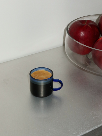 Maak elk koffiemoment bijzonder met Glass Jiwoo, met een recht design en een handig handvat voor een comfortabele grip. Perfect om te genieten van een korte espresso break in je eigen koffiehoek. Gemaakt van duurzaam, hittebestendig borosilicaatglas; Jiwoo is sterk genoeg voor dagelijks gebruik en voegt tegelijkertijd een stijlvolle touch toe aan je koffiemomenten. Per stuk verkocht, zodat je zelf je collectie kunt opbouwen en de perfecte set koffiemokken kunt creëren.