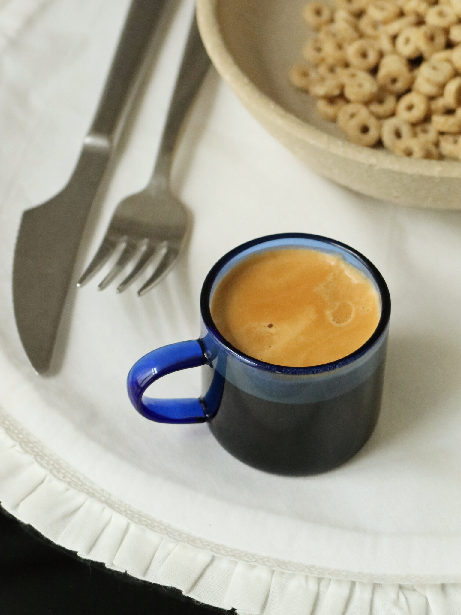 Rendez chaque moment café spécial avec le verre Jiwoo, doté d’un design droit et d’une anse pratique pour une prise en main confortable. Parfait pour savourer une petite pause espresso dans votre coin café. Fabriqué en verre borosilicaté durable et résistant à la chaleur, Jiwoo est suffisamment robuste pour un usage quotidien tout en ajoutant une touche élégante à vos moments café. Vendu à l’unité, vous permettant de créer votre propre collection et de composer l’ensemble parfait de tasses à café.