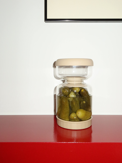 Hygiénique et pratique : fini de plonger les doigts. Avec Torshi, vous n’aurez jamais à atteindre maladroitement dans le bocal pour récupérer des cornichons ou d’autres produits conservés. Le support en verre avec une finition beige douce offre un moyen propre et pratique de conserver et de servir vos cornichons, tout en gardant votre réfrigérateur ordonné et vos aliments frais et organisés. Fabriqué en verre de haute qualité, sans BPA et non toxique, Torshi est sûr, durable et résistant aux odeurs et aux t