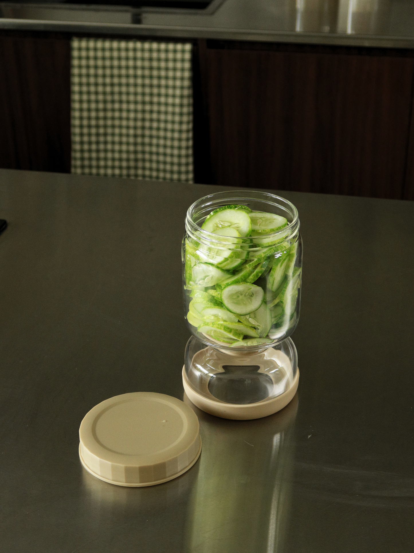 Propre, simple et bien pensé. Avec le bocal Torshi, fini de plonger les doigts dans la saumure ou de chercher maladroitement vos cornichons. Son insert en verre pratique permet de soulever et d’égoutter facilement le contenu, pour un service hygiénique et sans éclaboussures.
Sa finition beige douce apporte une touche chaleureuse et subtile tout en gardant votre réfrigérateur visuellement ordonné. Conçu pour structurer le rangement du quotidien, Torshi aide à regrouper les aliments conservés de manière nette