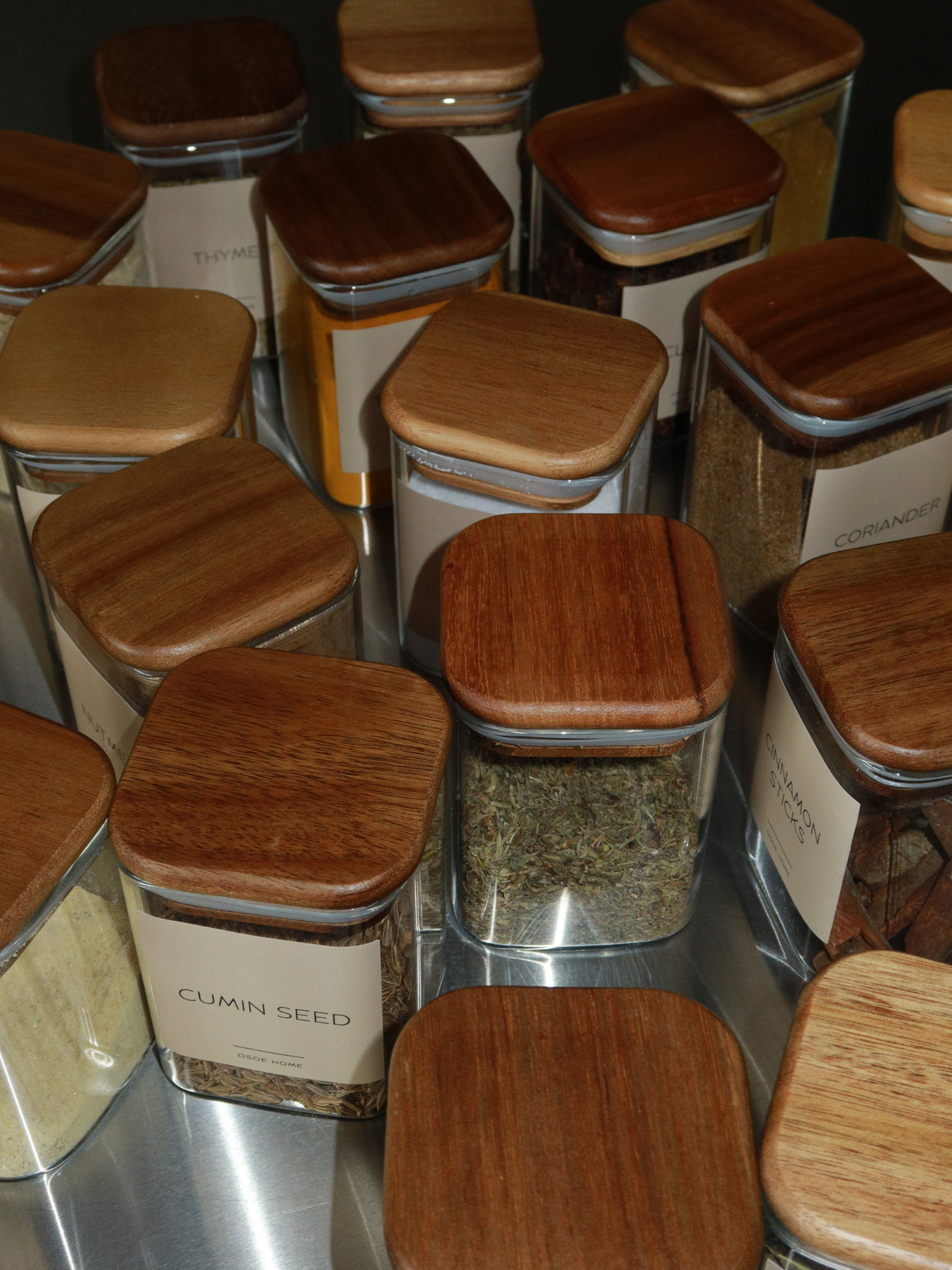 Gardez vos herbes bien rangées et organisées avec le bocal à épices Kai. Grâce à son format carré astucieux, vous avez immédiatement une vue d’ensemble sur vos épices, ce qui rend la cuisine plus rapide et plus simple. Le récipient transparent est fabriqué en verre robuste et est équipé d’un couvercle carré en bois d’acacia avec joint en caoutchouc, qui conserve la fraîcheur des herbes plus longtemps. Intemporel, pratique et conçu pour apporter une touche fraîche et élégante à votre cuisine.