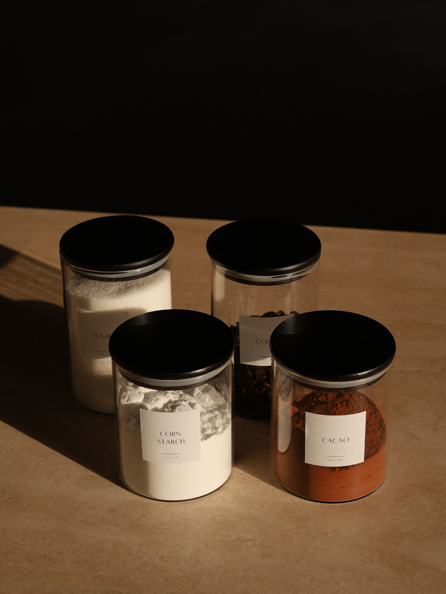 Bocal de rangement rond en verre avec couvercle hermétique en bambou noir, fabriqué en verre durable et disponible en quatre tailles. Conçu pour le rangement propre et hygiénique du riz, des pâtes, des céréales, de la farine et d’autres ingrédients secs. Le couvercle en bambou noir assure une fermeture hermétique qui aide à conserver les aliments plus longtemps. Une solution de rangement élégante, durable et facile à nettoyer pour une cuisine ou un garde-manger bien organisé.