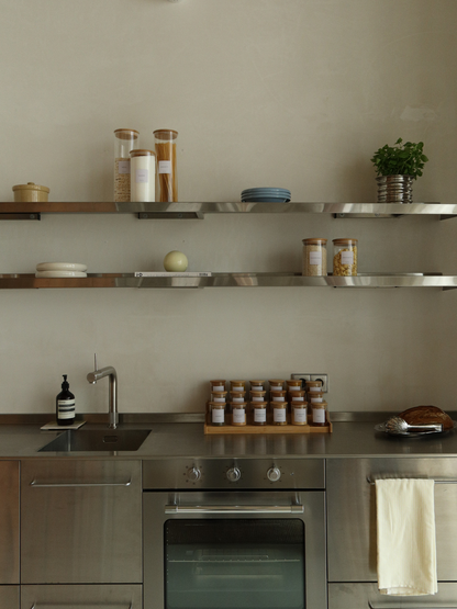 Bocaux de conservation ronds en verre avec couvercle en bambou naturel, disponibles en quatre tailles pour un garde-manger organisé et minimaliste. Ces bocaux de rangement sans plastique sont parfaits pour conserver hermétiquement le riz, les pâtes, la farine, le granola, les noix, le café et autres aliments secs. Le verre transparent permet de voir facilement le contenu, tandis que le couvercle en bambou apporte une touche chaleureuse et intemporelle. Parfaits comme bocaux de garde-mange.