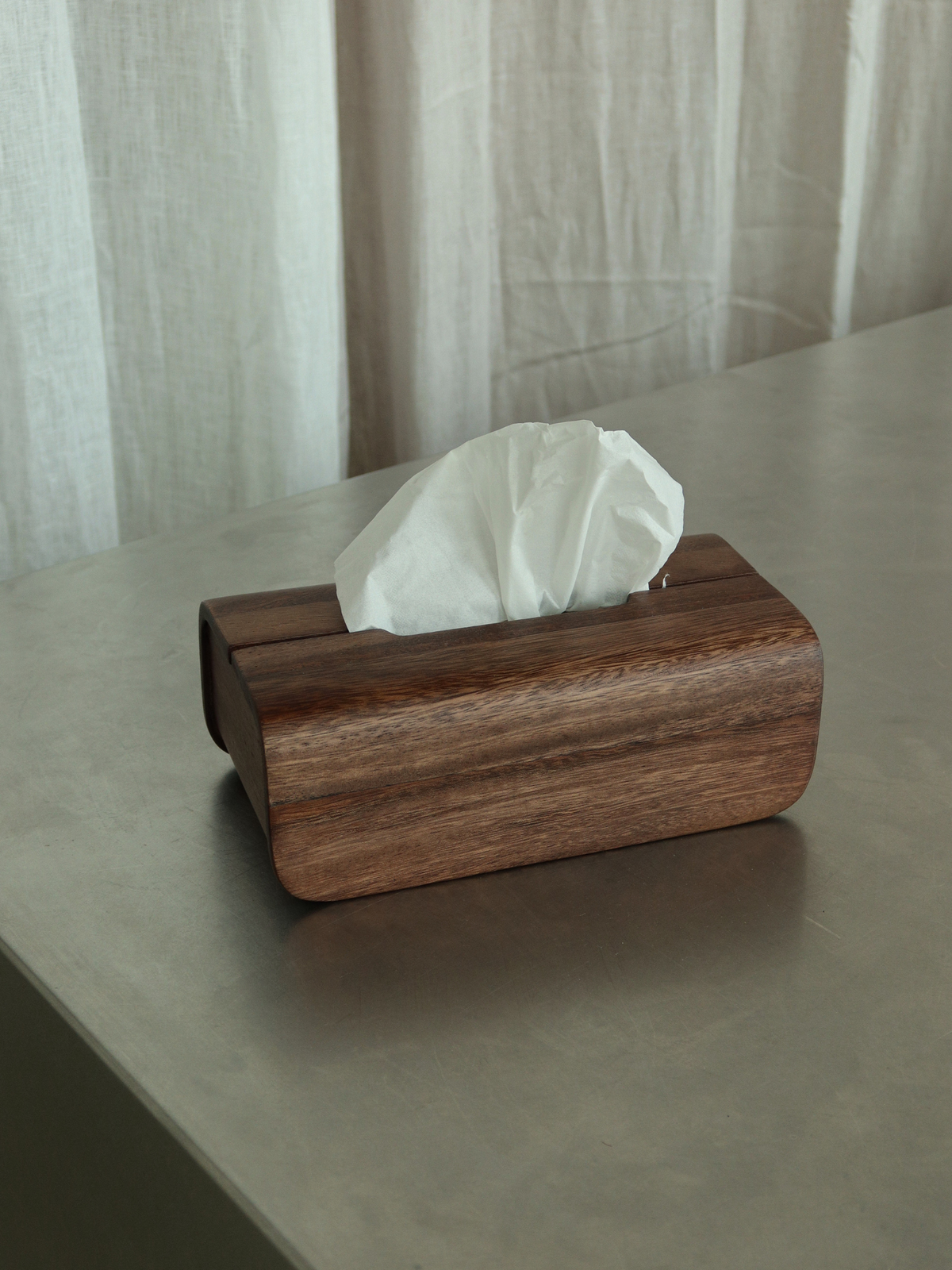 Boîte à mouchoirs Tian fabriquée à la main en bois naturel et durable de Bornéo, dans une profonde teinte brun foncé. Son design épuré et minimaliste dissimule discrètement les boîtes de mouchoirs standards tout en apportant une touche chaleureuse et raffinée à la pièce. Parfaite dans la salle de bain, la chambre ou le salon, cette boîte en bois durable associe fonctionnalité quotidienne, matériaux naturels et design intemporel. Un bel accessoire pour la maison et une idée cadeau élégante pour les amateurs 