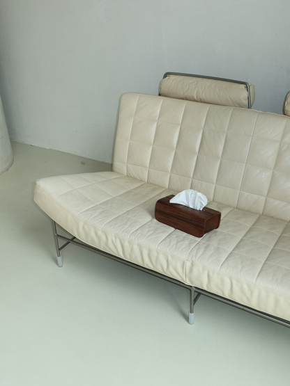 Boîte à mouchoirs en bois Tian, fabriquée à la main à partir de bois naturel de Bornéo avec une finition brun foncé chaleureuse. Conçue pour dissimuler et organiser élégamment les boîtes de mouchoirs standards, cette boîte minimaliste avec couvercle apporte chaleur et élégance à tout intérieur. Idéale pour la salle de bain, la chambre, le salon ou le bureau, elle permet de créer un espace calme et bien organisé. Un accessoire de maison durable et intemporel en bois, au style naturel.