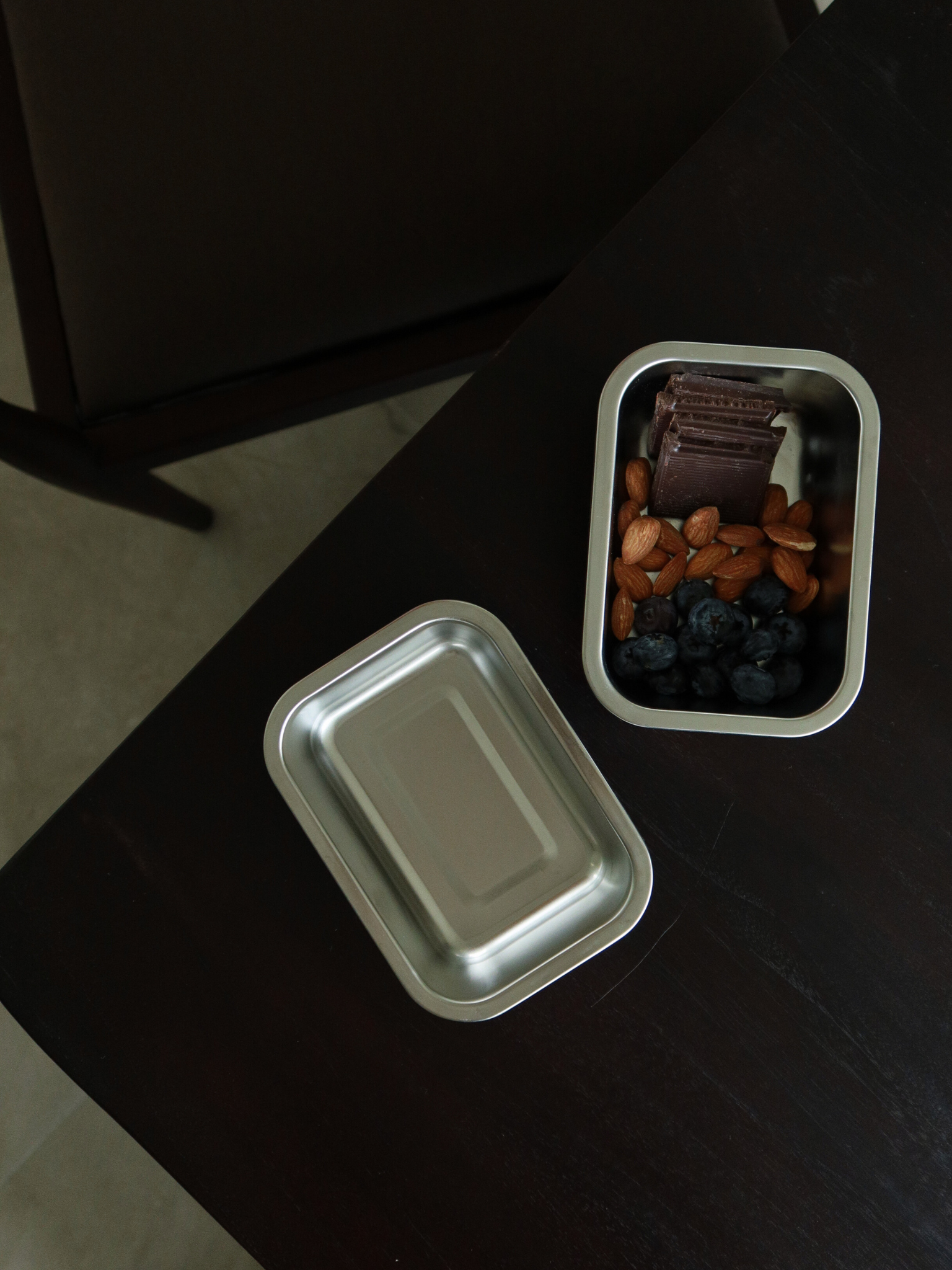 Boîte alimentaire Bento en acier inoxydable avec couvercle transparent, séparateur amovible et détails beige raffinés pour le meal prep, la conservation des aliments et une organisation élégante de la cuisine, fabriquée à partir de matériaux durables et alimentaires entièrement non toxiques, sans BPA et sans microplastiques, dotée de clips de fermeture hermétiques et anti-fuite pour transporter et conserver restes, ingrédients secs et repas en toute sécurité, parfaite pour une cuisine minimaliste