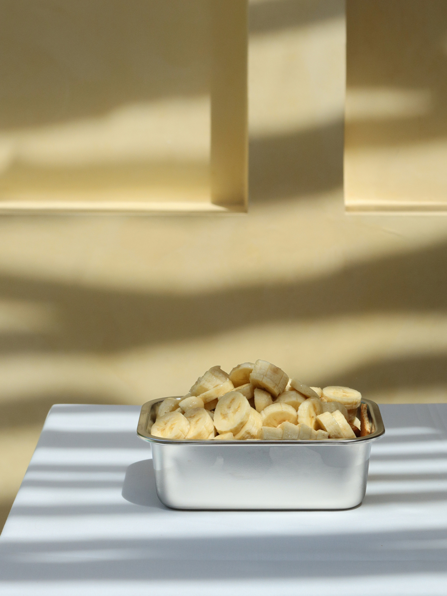 Boîte alimentaire Bento en acier inoxydable avec couvercle transparent, séparateur amovible et détails beige raffinés pour le meal prep, la conservation des aliments et une organisation élégante de la cuisine, fabriquée à partir de matériaux durables et alimentaires entièrement non toxiques, sans BPA et sans microplastiques, dotée de clips de fermeture hermétiques et anti-fuite pour transporter et conserver restes, ingrédients secs et repas en toute sécurité, parfaite pour une cuisine minimaliste.